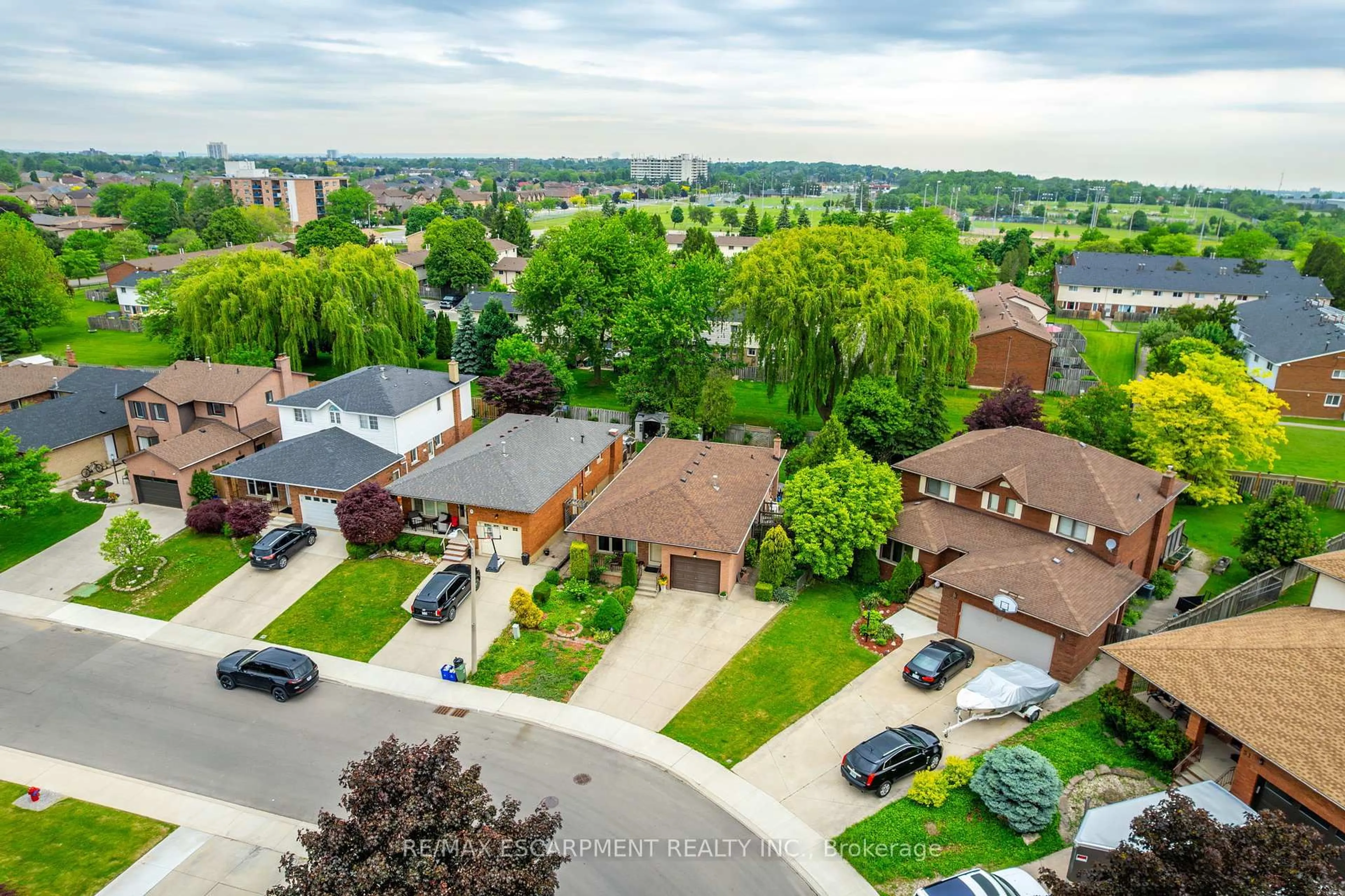 A pic from outside/outdoor area/front of a property/back of a property/a pic from drone, street for 43 Trenholme Cres, Hamilton Ontario L8W 2L4