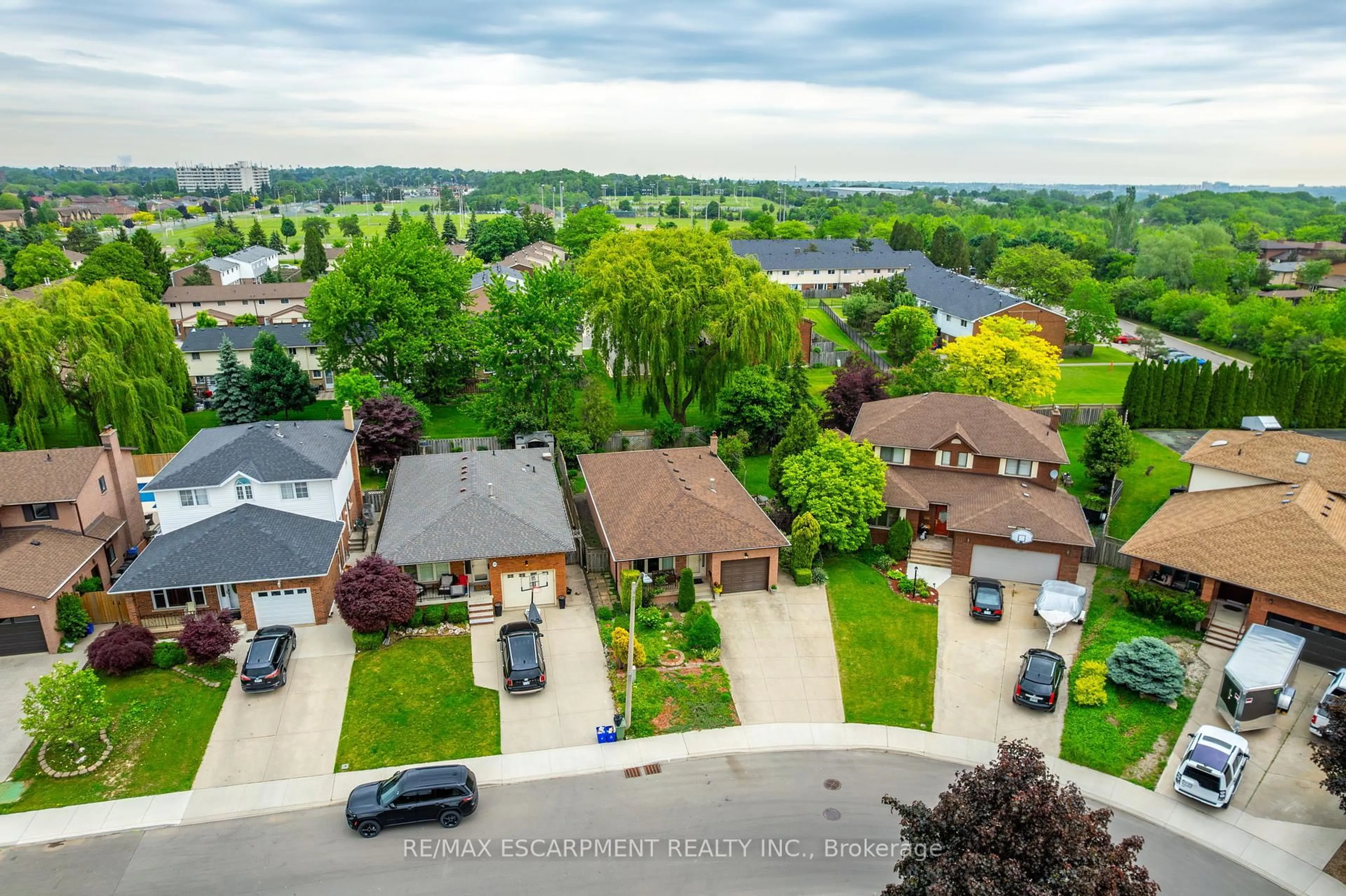 A pic from outside/outdoor area/front of a property/back of a property/a pic from drone, street for 43 Trenholme Cres, Hamilton Ontario L8W 2L4