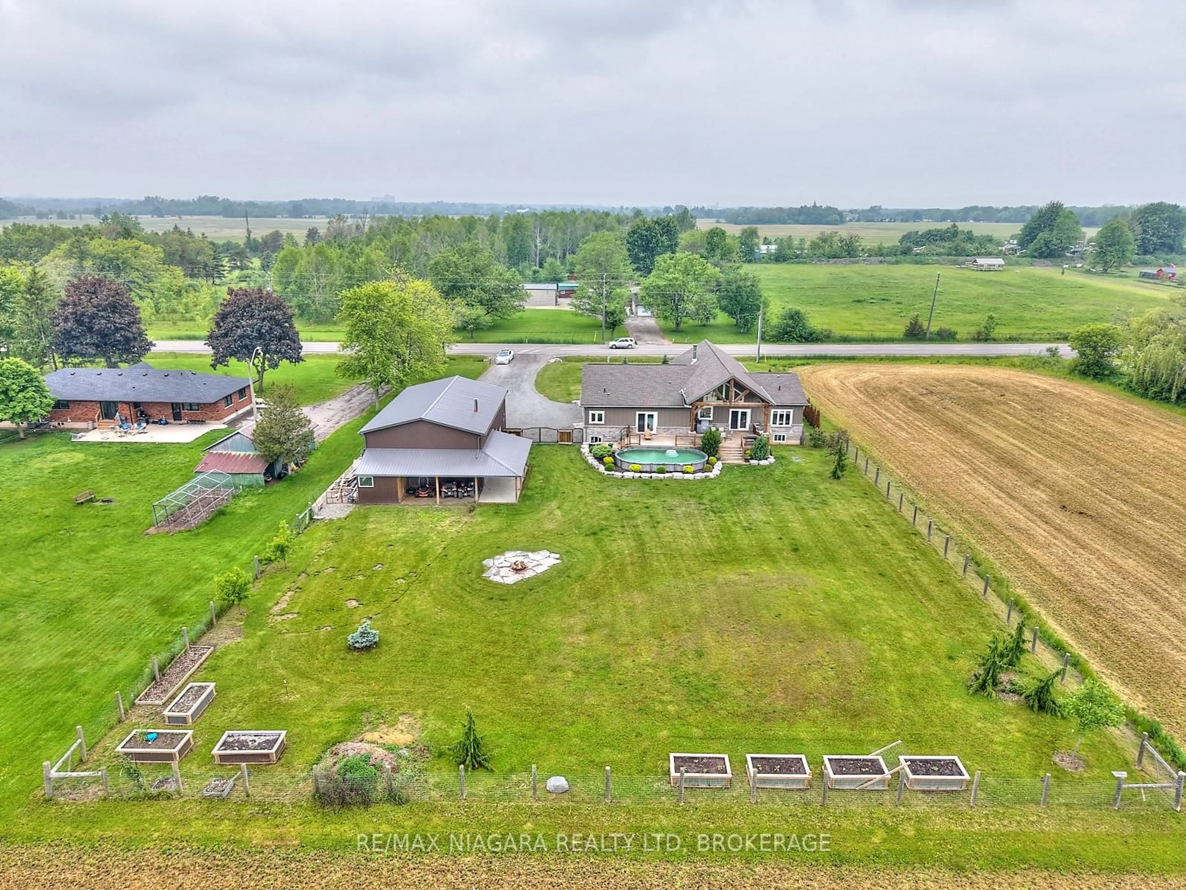 A pic from outside/outdoor area/front of a property/back of a property/a pic from drone, unknown for 2391 Miller Rd, Port Colborne Ontario L3K 5V5
