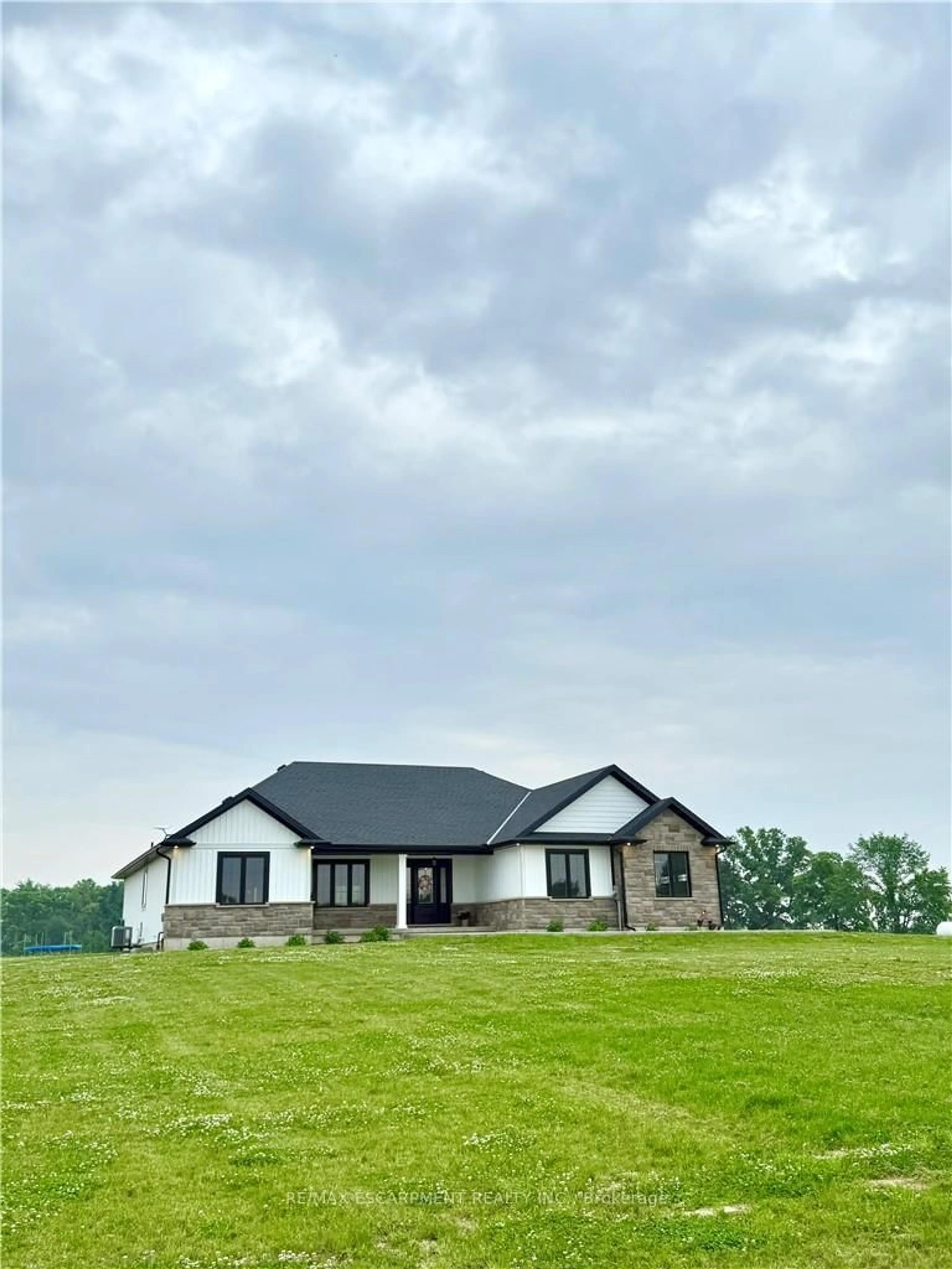 A pic from outside/outdoor area/front of a property/back of a property/a pic from drone, building for 1294 Concession 1 Rd, Haldimand Ontario N0A 1C0