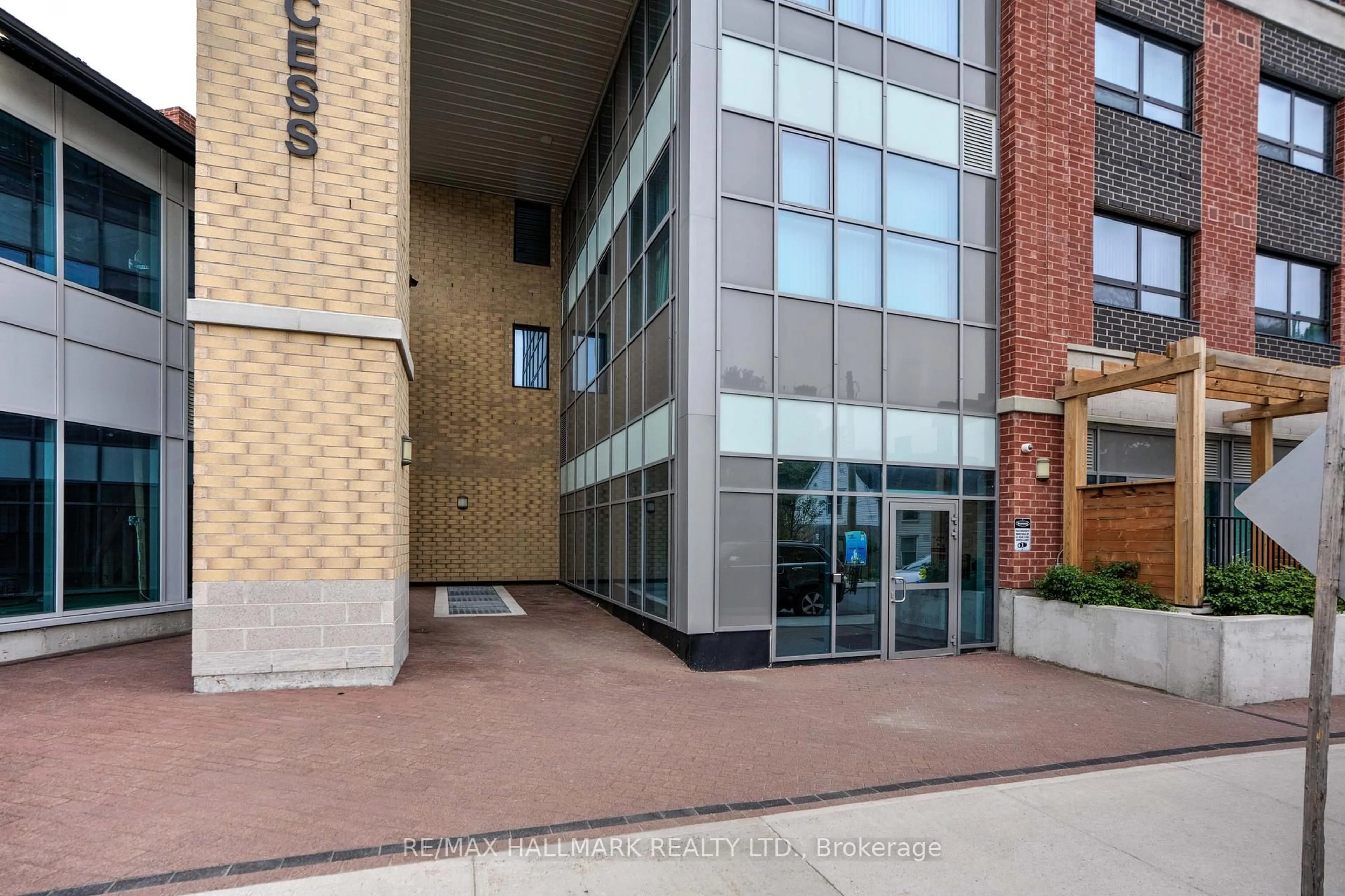 Indoor foyer for 652 Princess St #406, Kingston Ontario K7L 1E5
