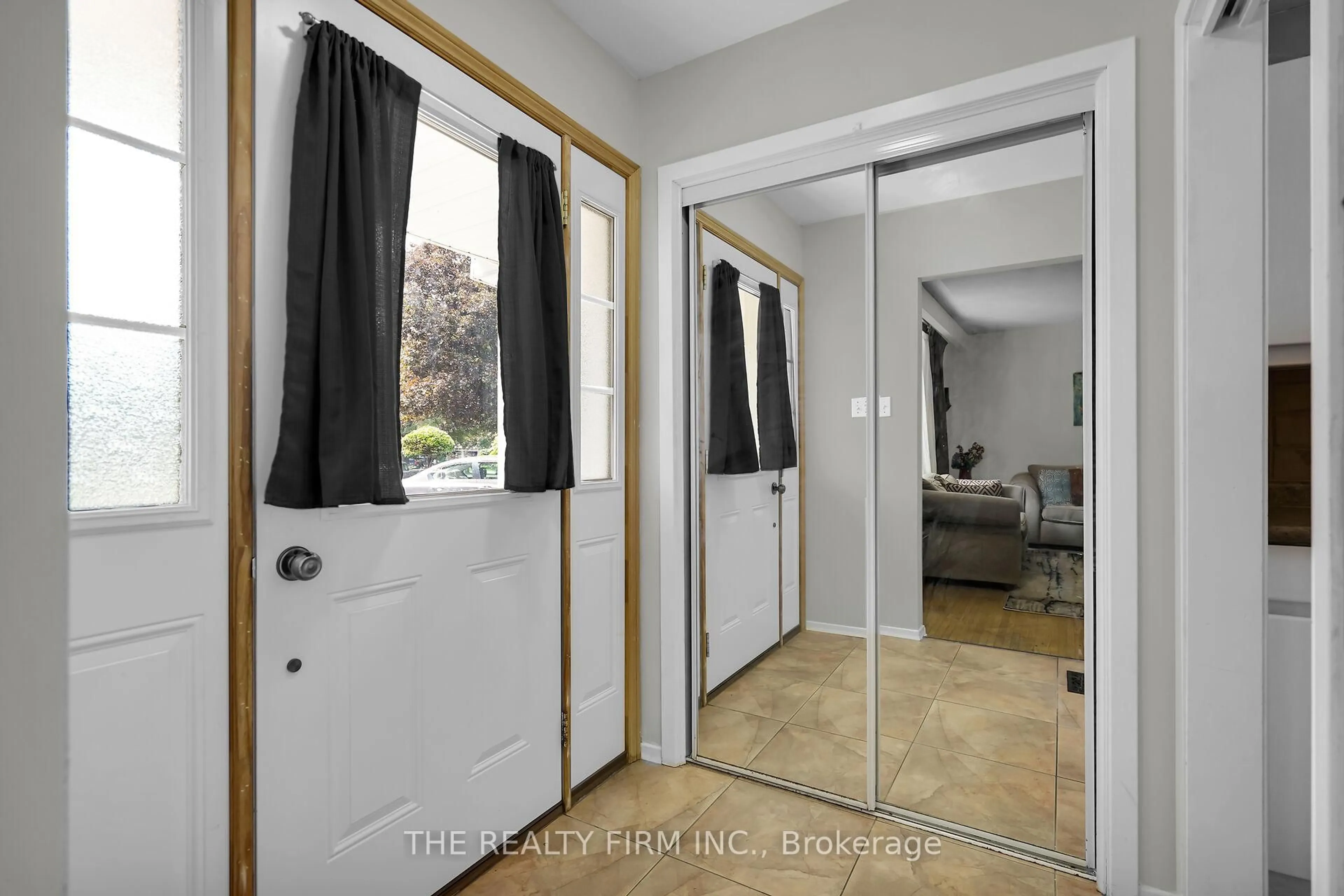 Indoor entryway for 47 Carmen Cres, London North Ontario N5X 2B4