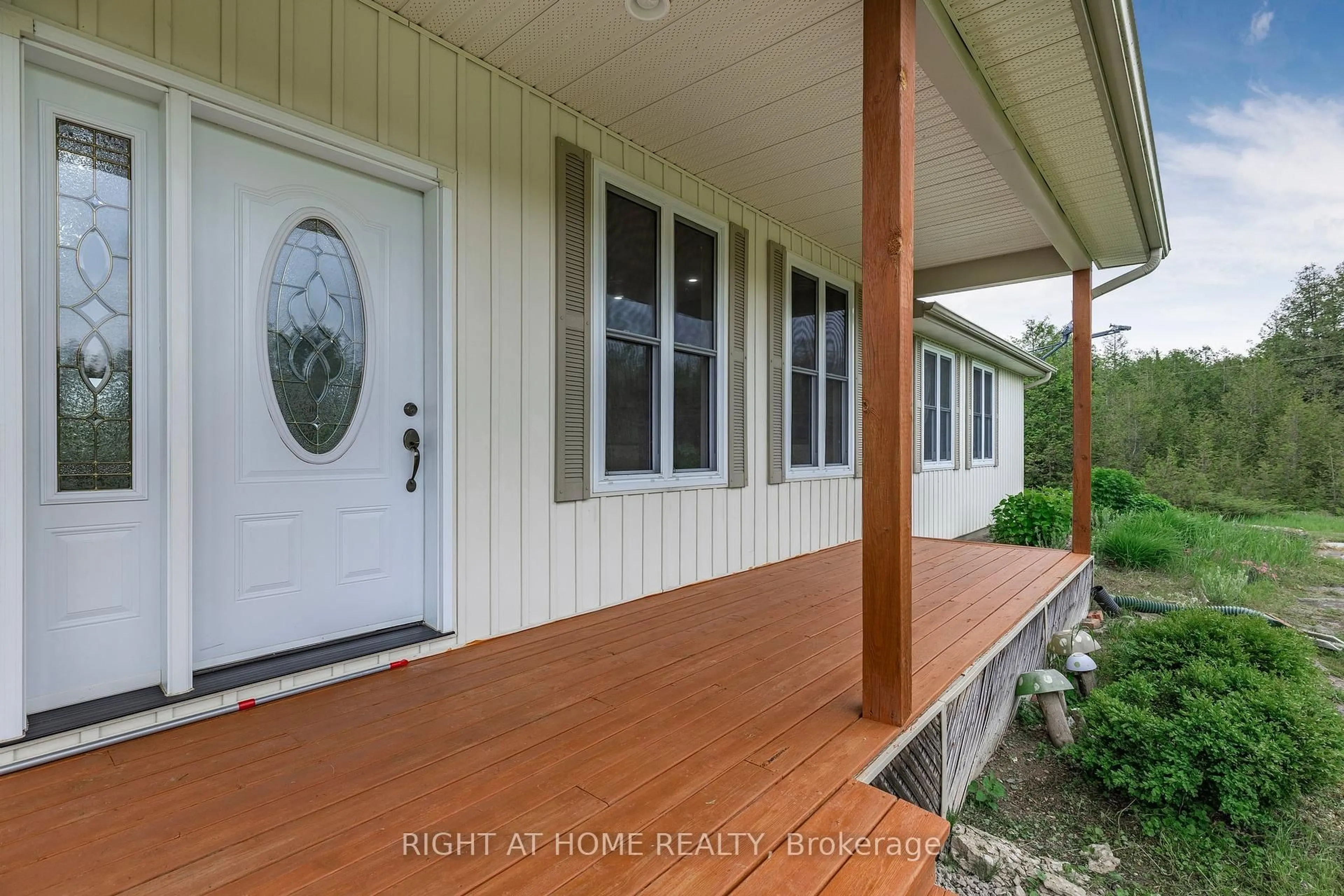 Indoor entryway for 371 Digby Laxton Boundary Rd, Kawartha Lakes Ontario K0M 2B0