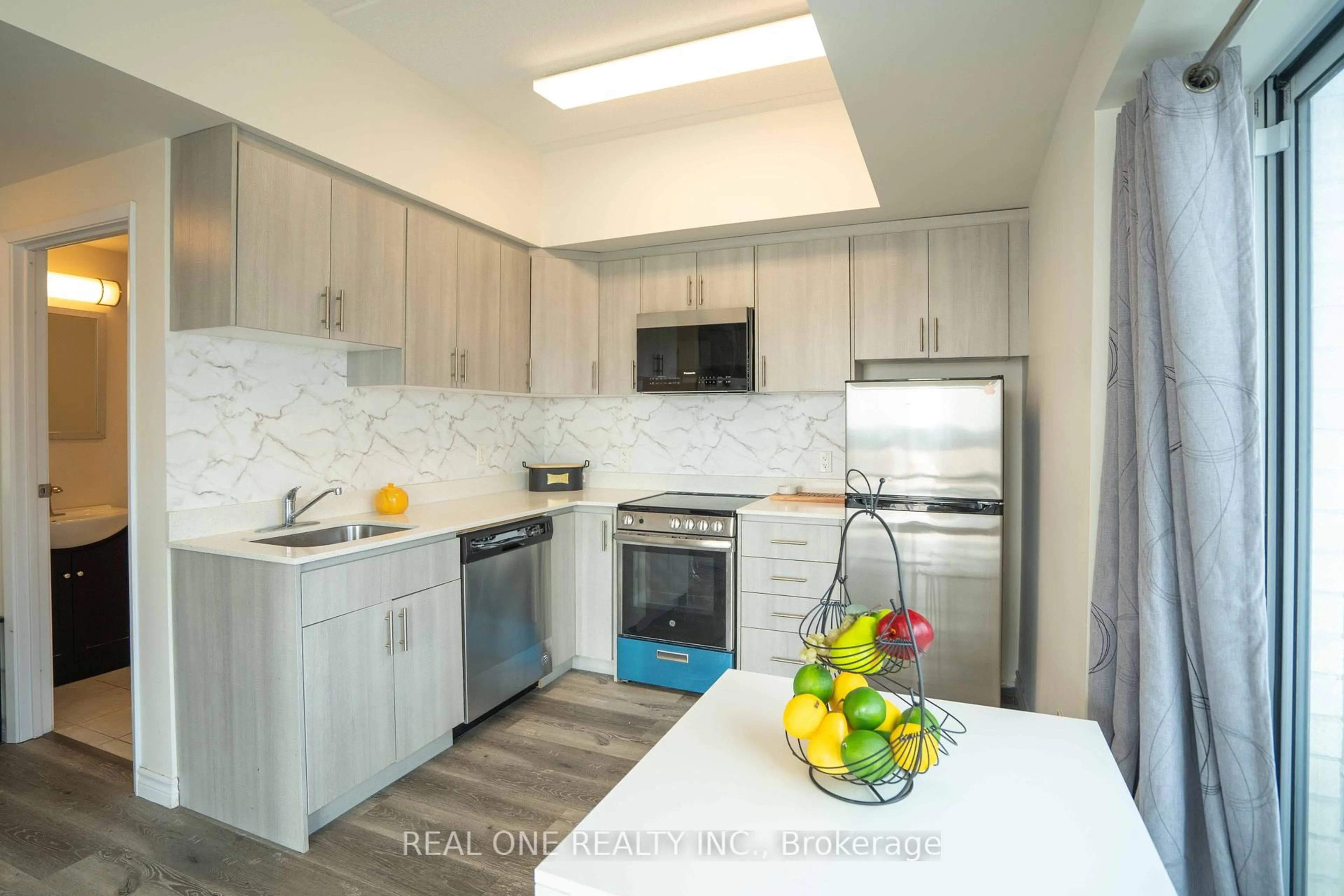 Standard kitchen, unknown for 246 Lester St #902, Waterloo Ontario N2L 0H1