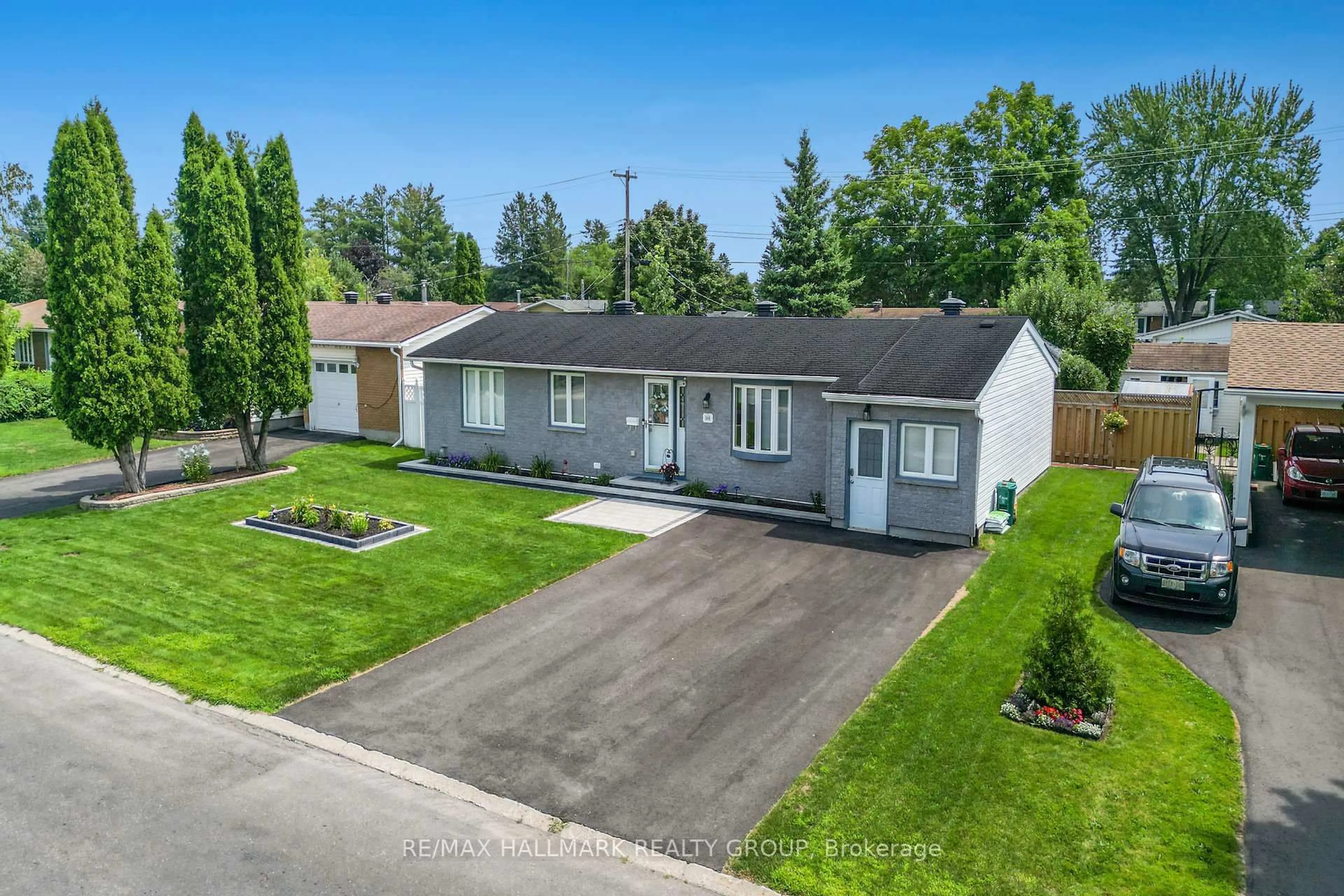 A pic from outside/outdoor area/front of a property/back of a property/a pic from drone, street for 380 Amiens St, Ottawa Ontario K1E 1P2