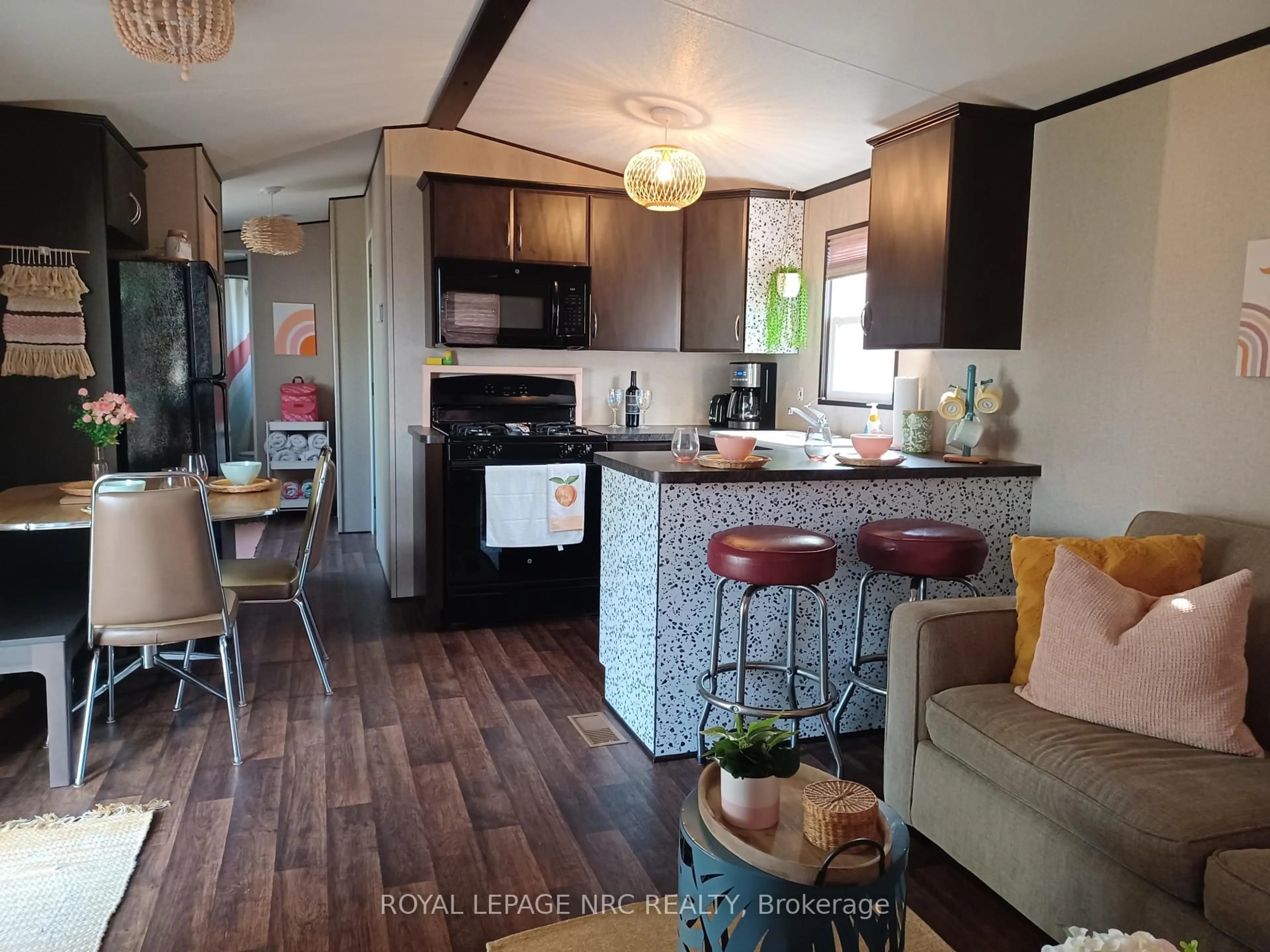 Open concept kitchen, wood/laminate floor for 1501 LINE 8 Rd #514, Niagara-on-the-Lake Ontario L0S 1L0
