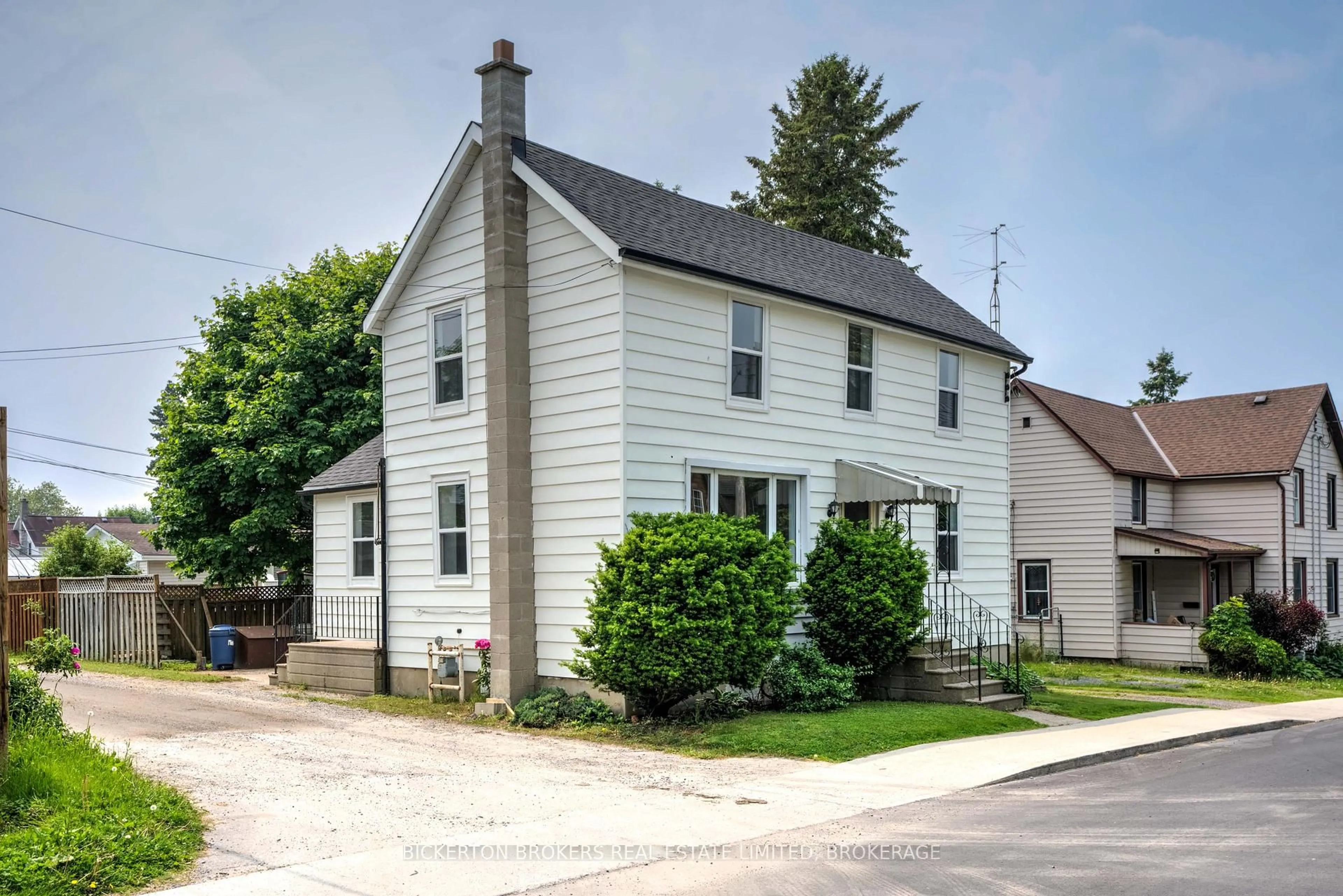 A pic from outside/outdoor area/front of a property/back of a property/a pic from drone, street for 250 William St, Gananoque Ontario K7G 1S5