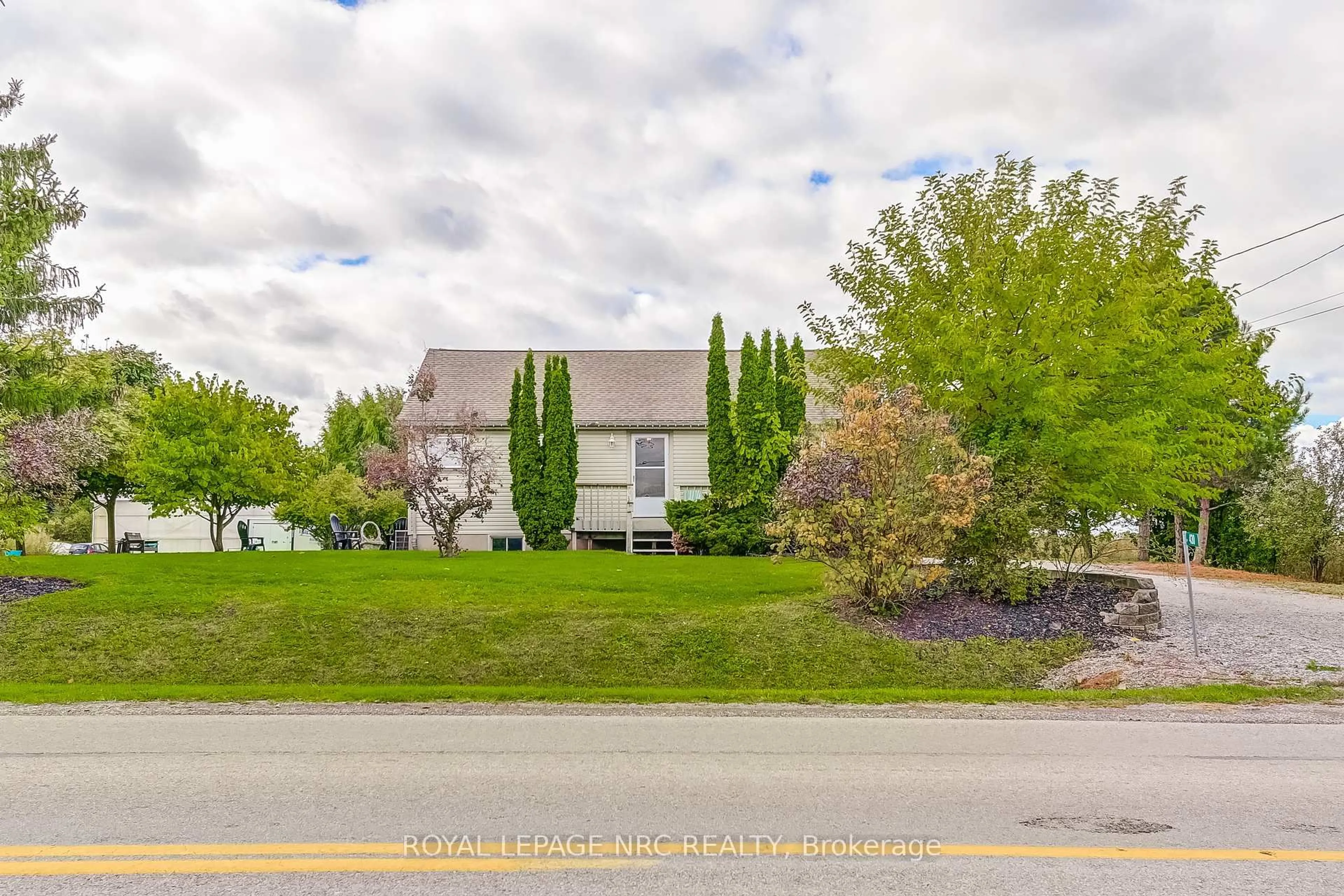 A pic from outside/outdoor area/front of a property/back of a property/a pic from drone, street for 430 CONCESSION 7 Rd, Niagara-on-the-Lake Ontario L0S 1S0