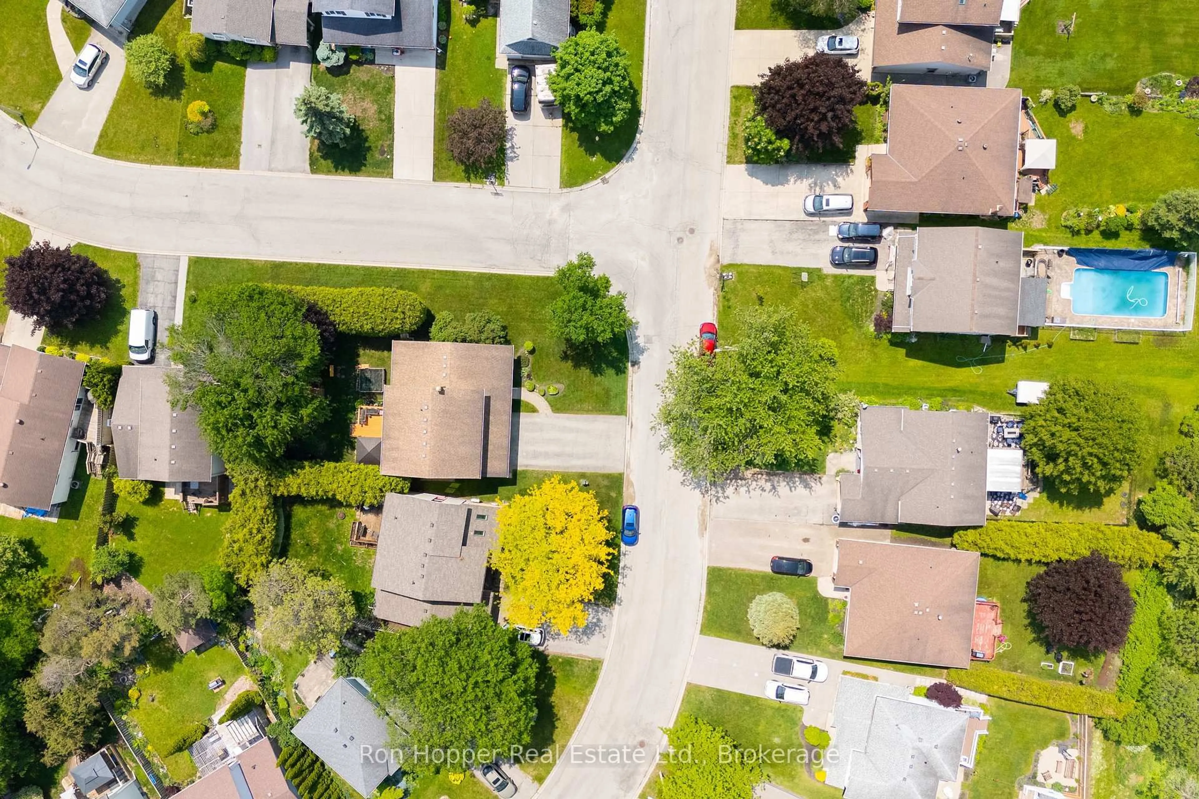 A pic from outside/outdoor area/front of a property/back of a property/a pic from drone, street for 855 27th St, Owen Sound Ontario N4K 6S5