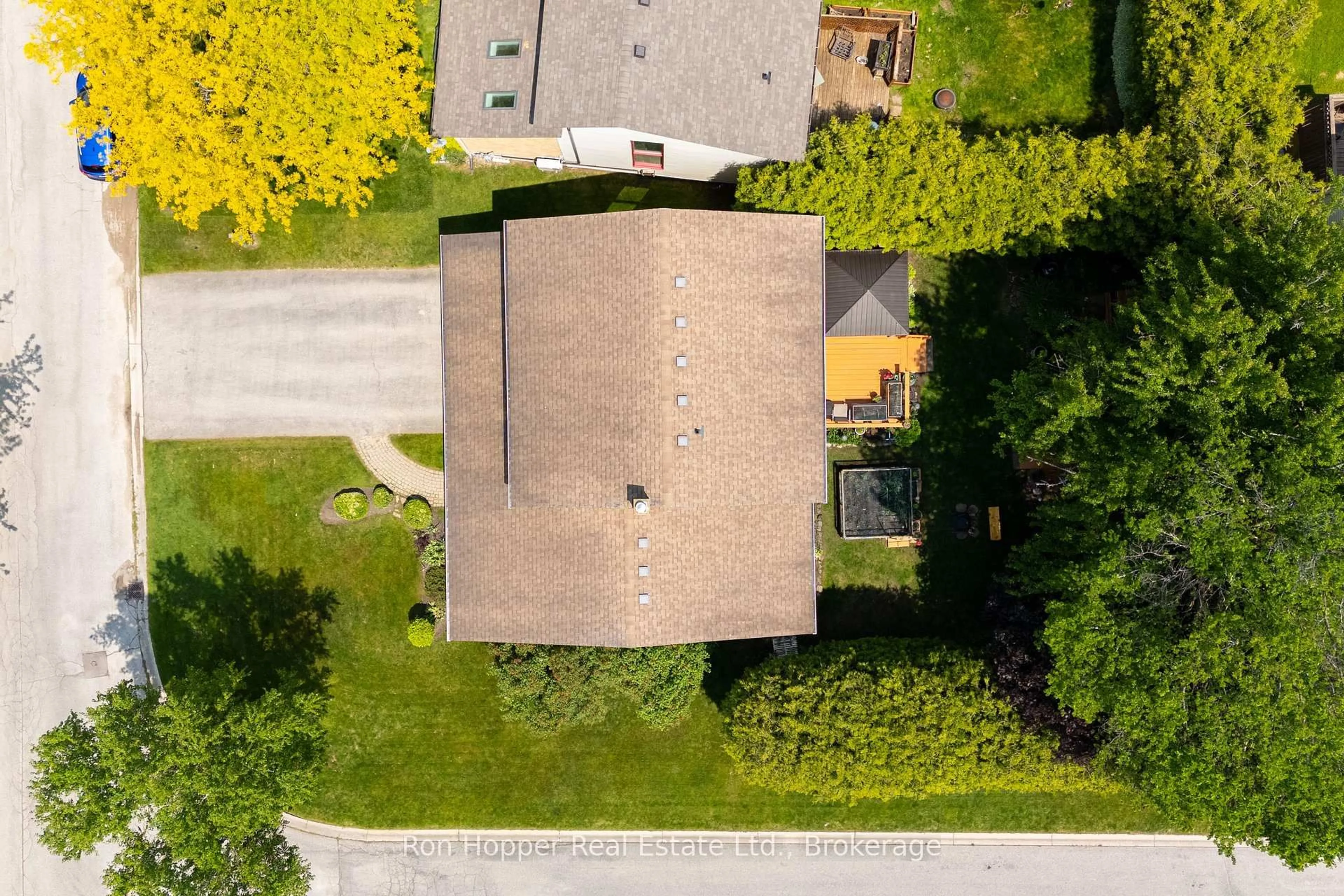 A pic from outside/outdoor area/front of a property/back of a property/a pic from drone, street for 855 27th St, Owen Sound Ontario N4K 6S5