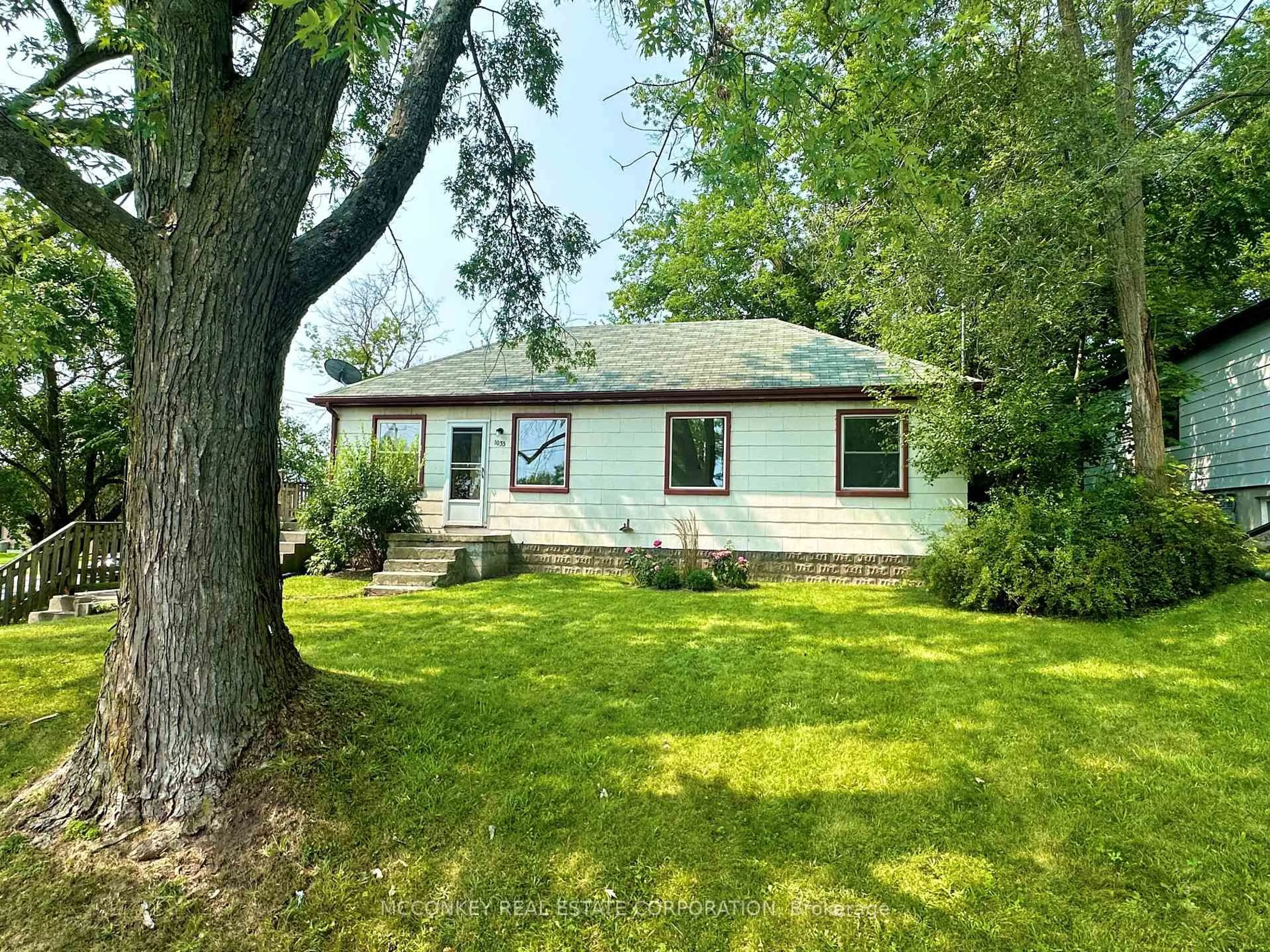 A pic from outside/outdoor area/front of a property/back of a property/a pic from drone, unknown for 1033 WESTERN Ave, Peterborough Central Ontario K9J 5W5