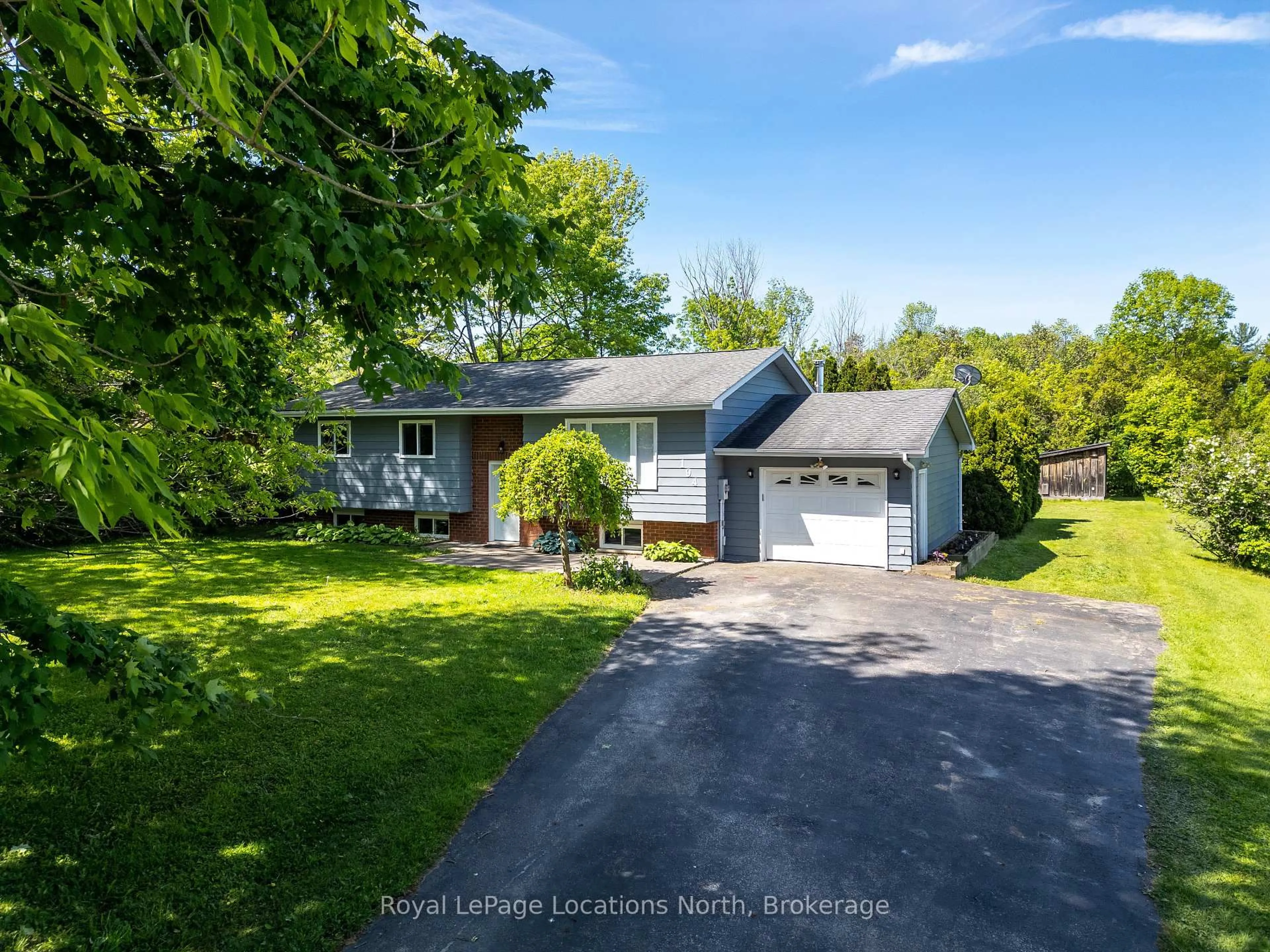 A pic from outside/outdoor area/front of a property/back of a property/a pic from drone, street for 194 Centre St, Meaford Ontario N4L 1E8