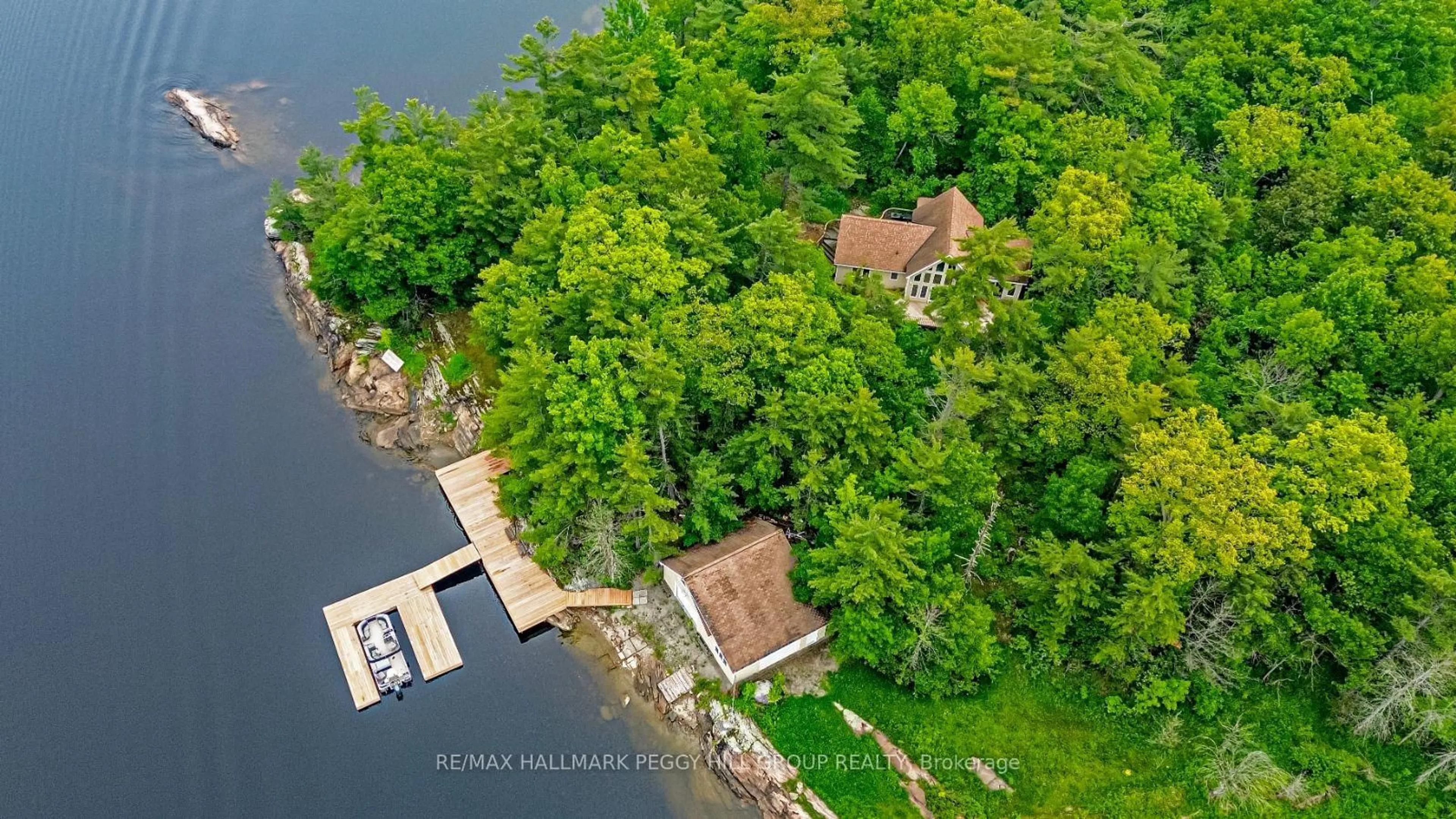 A pic from outside/outdoor area/front of a property/back of a property/a pic from drone, water/lake/river/ocean view for 2 Island 880, Georgian Bay Ontario L0K 1S0