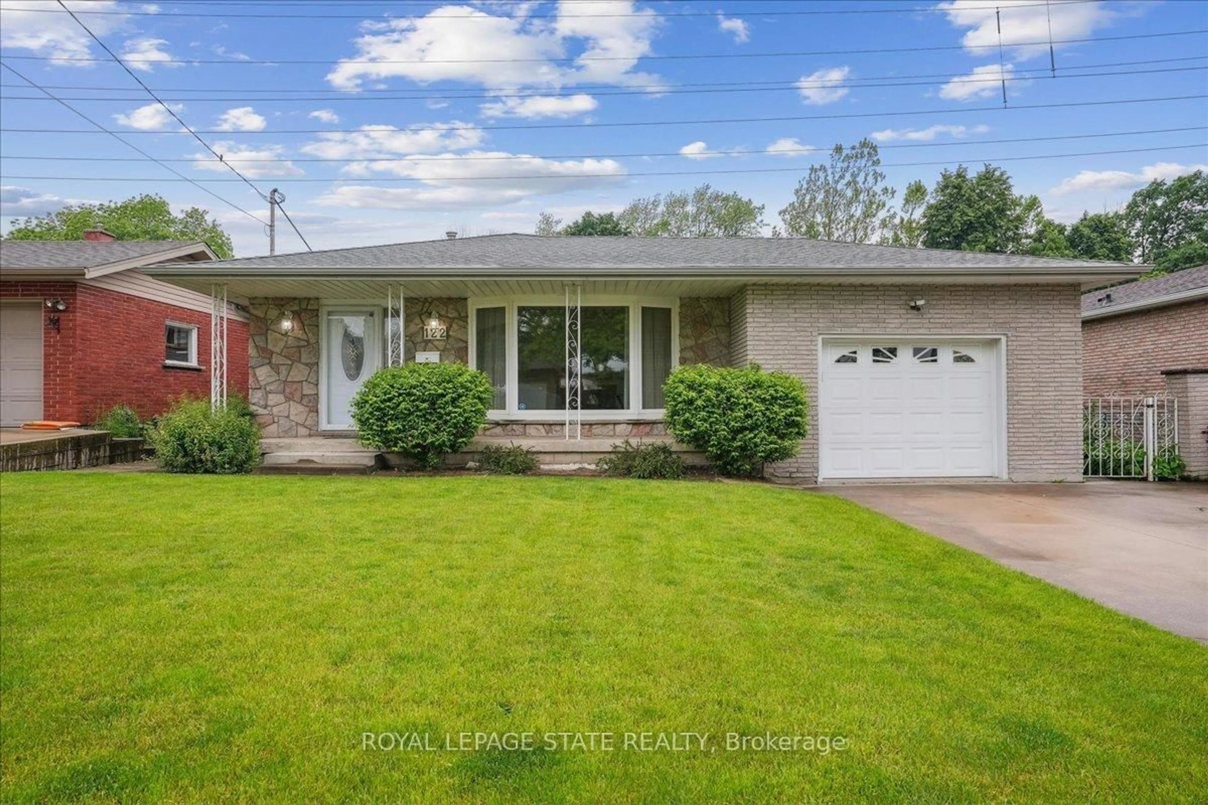 Home with vinyl exterior material, street for 122 Glen Castle Dr, Hamilton Ontario L8K 5Z5