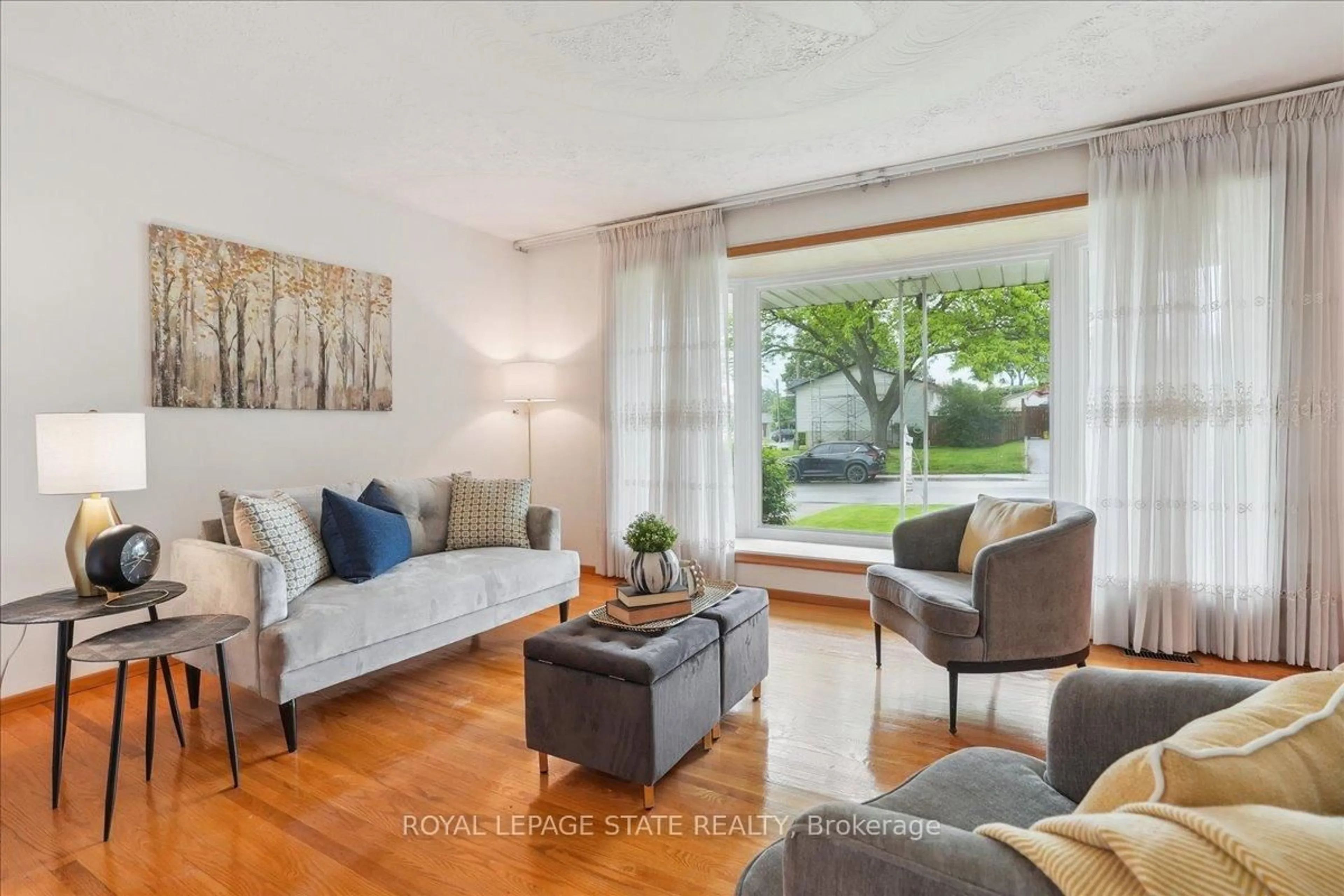 Living room with furniture, wood/laminate floor for 122 Glen Castle Dr, Hamilton Ontario L8K 5Z5