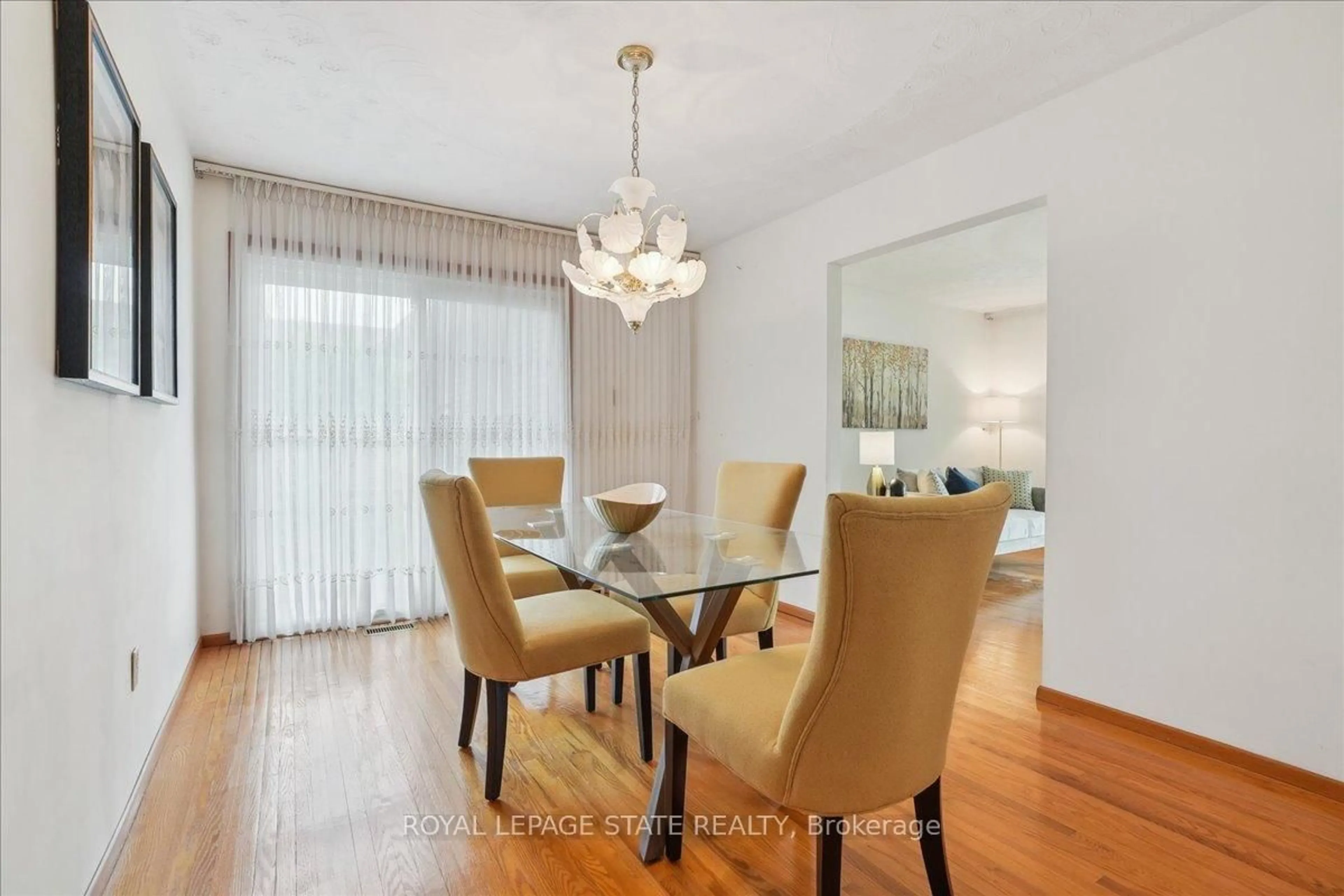 Dining room, wood/laminate floor for 122 Glen Castle Dr, Hamilton Ontario L8K 5Z5