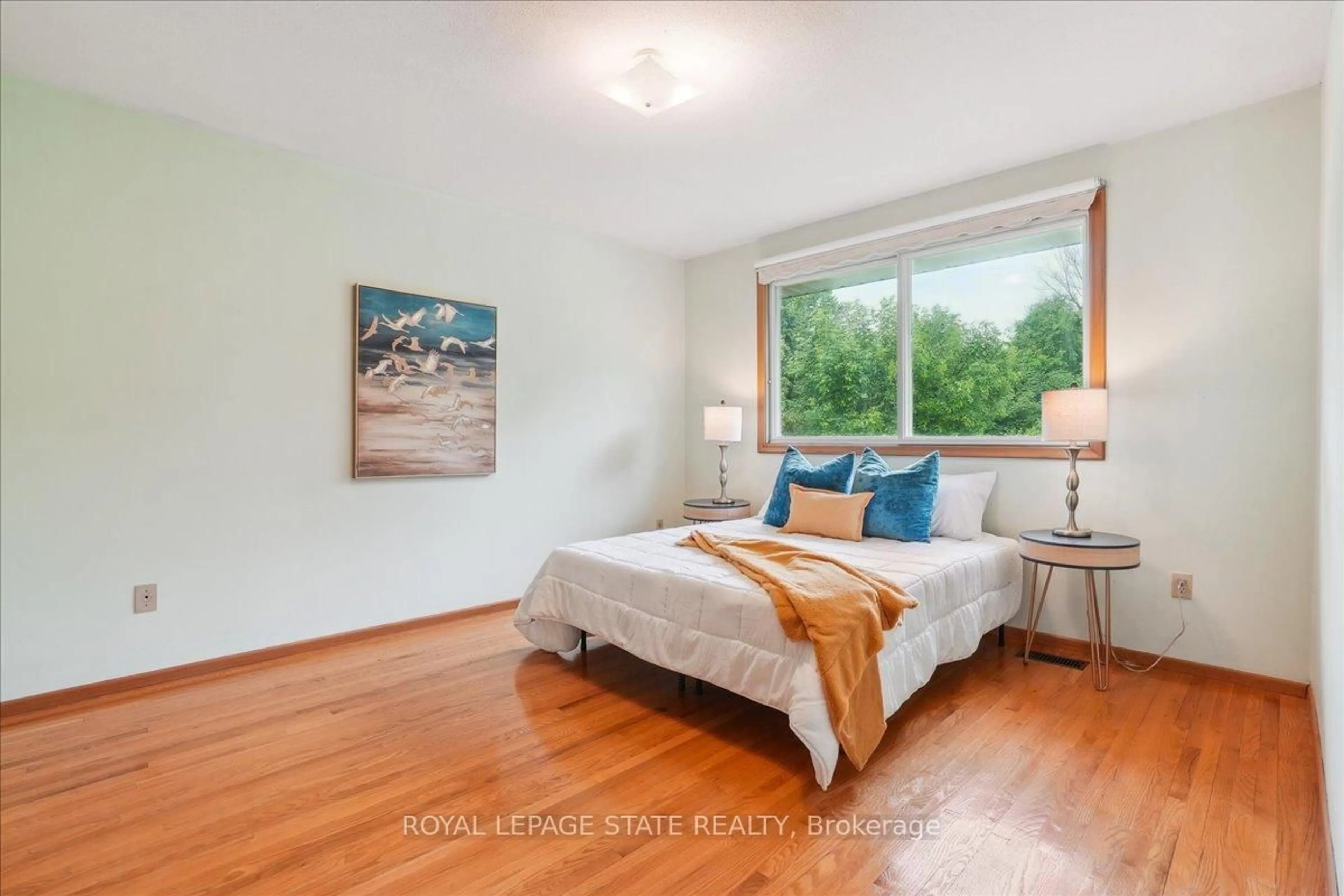 Bedroom with bed, wood/laminate floor for 122 Glen Castle Dr, Hamilton Ontario L8K 5Z5