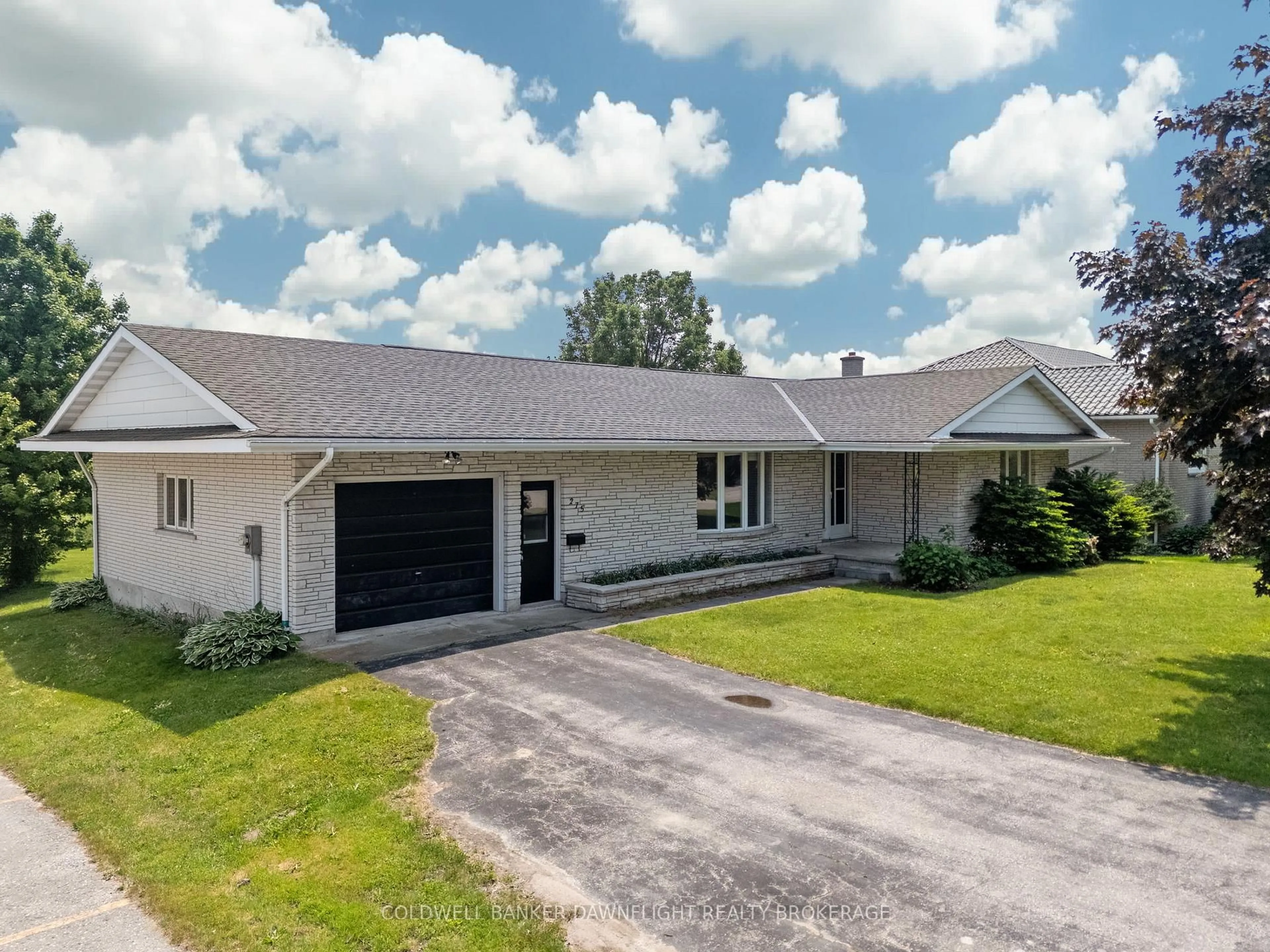 A pic from outside/outdoor area/front of a property/back of a property/a pic from drone, street for 275 Place St St, Huron-Kinloss Ontario N0G 2H0