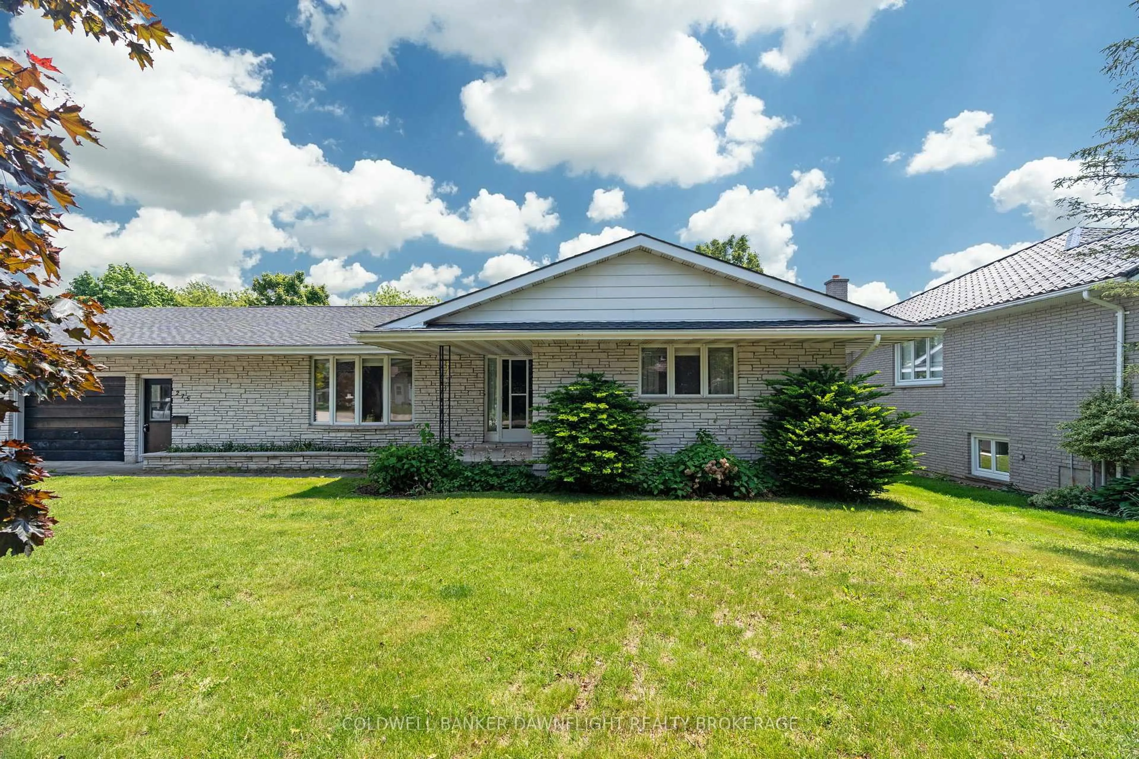 A pic from outside/outdoor area/front of a property/back of a property/a pic from drone, street for 275 Place St St, Huron-Kinloss Ontario N0G 2H0