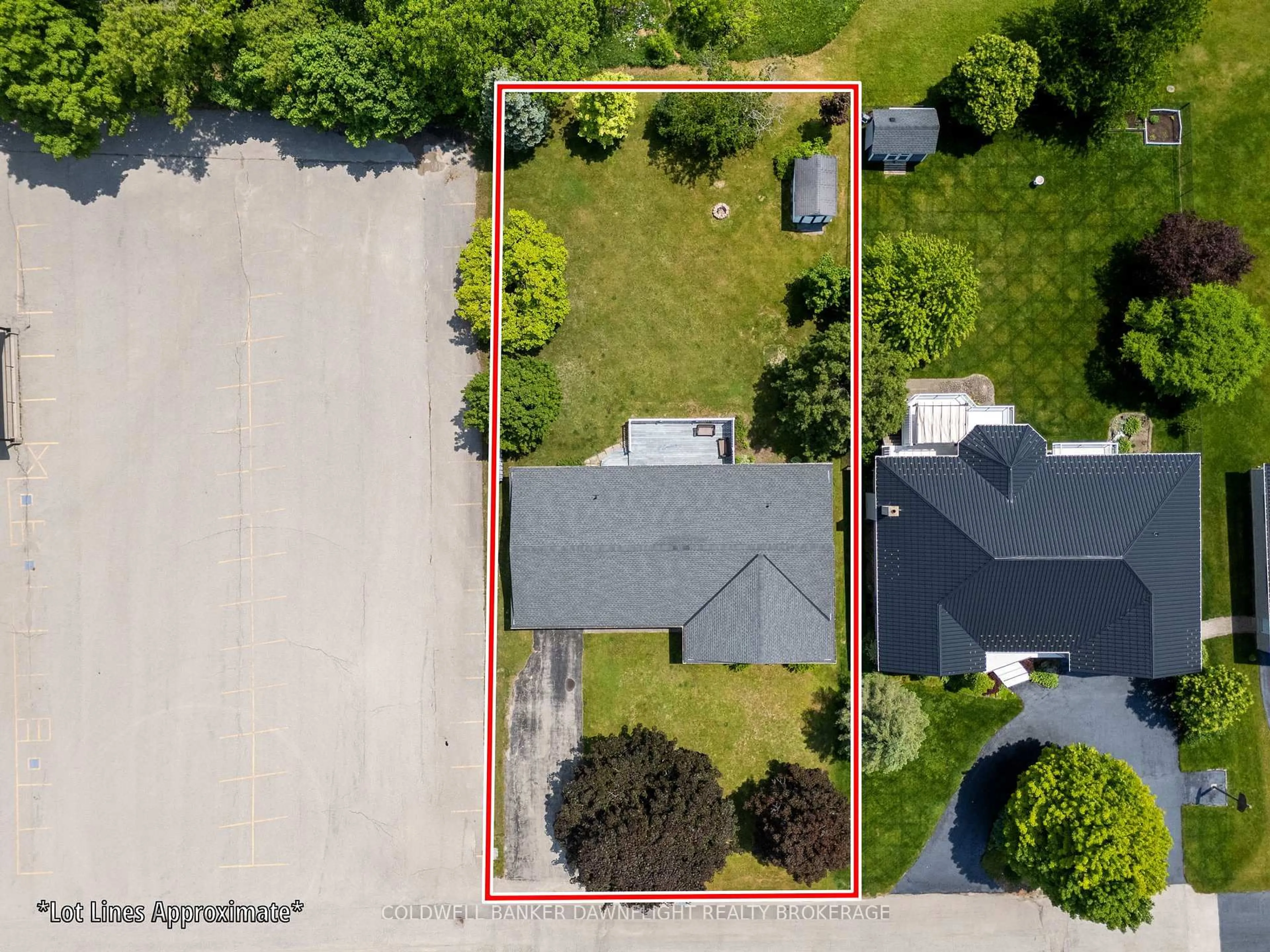 A pic from outside/outdoor area/front of a property/back of a property/a pic from drone, street for 275 Place St St, Huron-Kinloss Ontario N0G 2H0