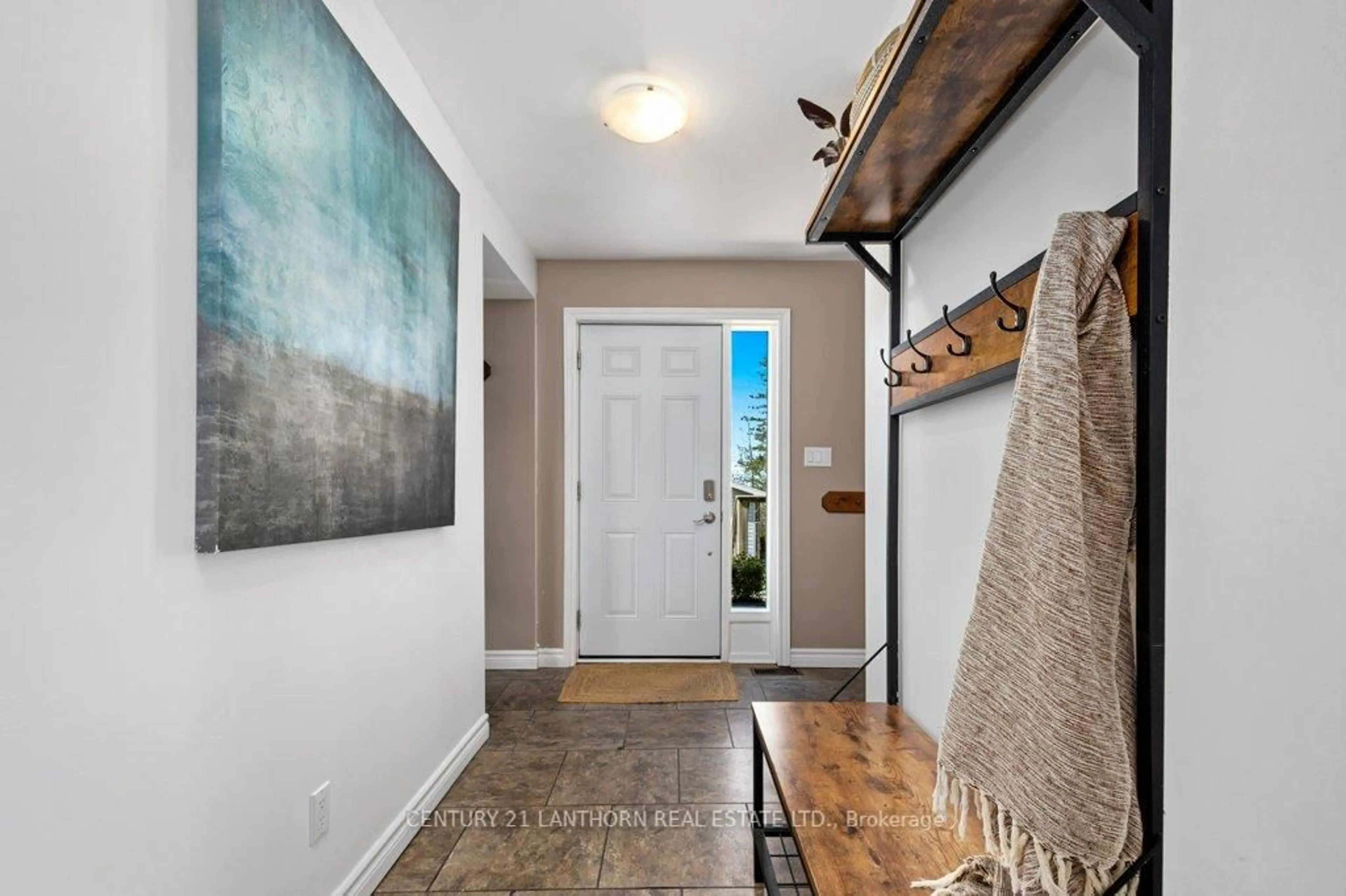 Indoor entryway for 986 Black Rd, Prince Edward County Ontario K0K 1W0