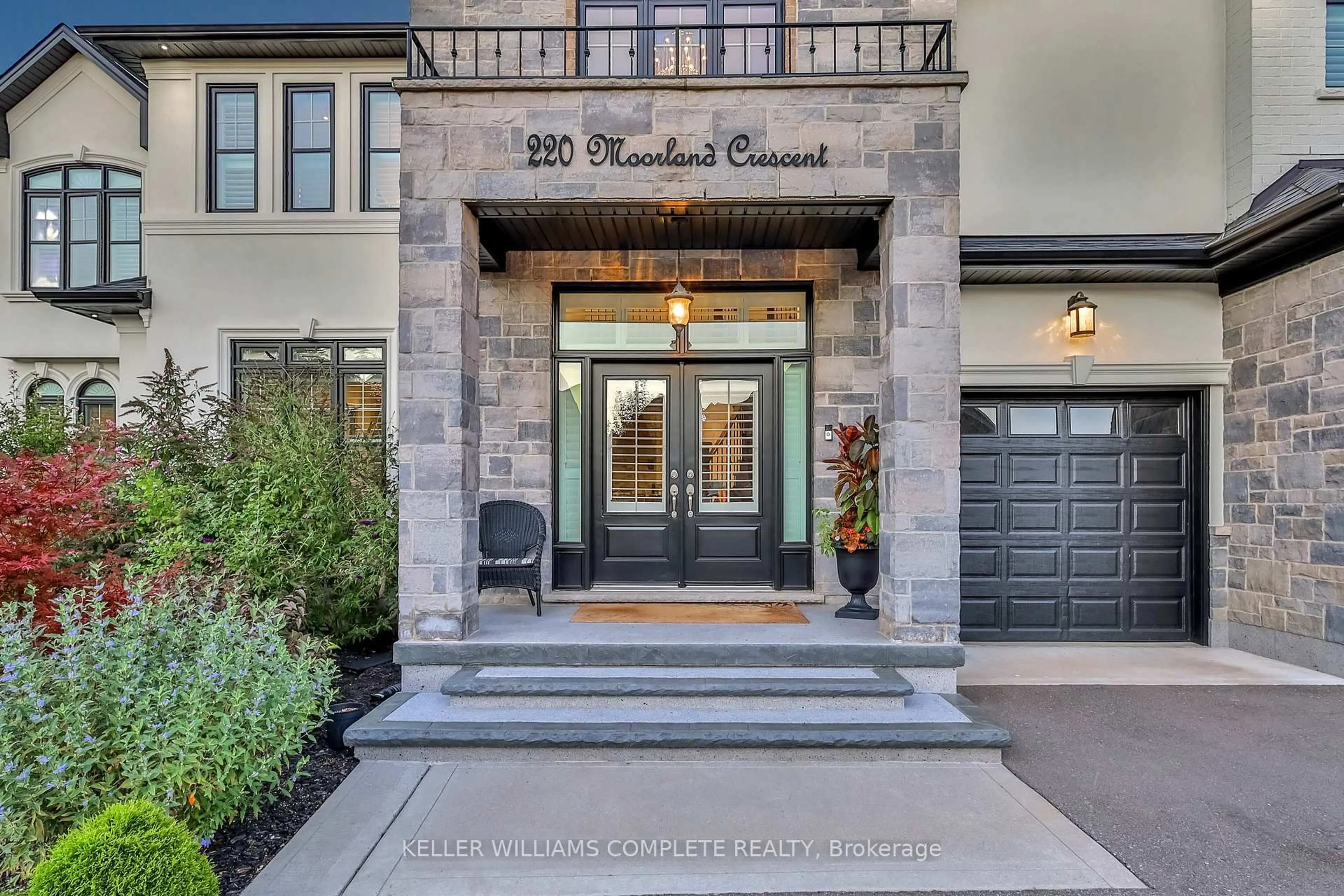 Indoor entryway for 220 MOORLAND Cres, Hamilton Ontario L9K 1S6