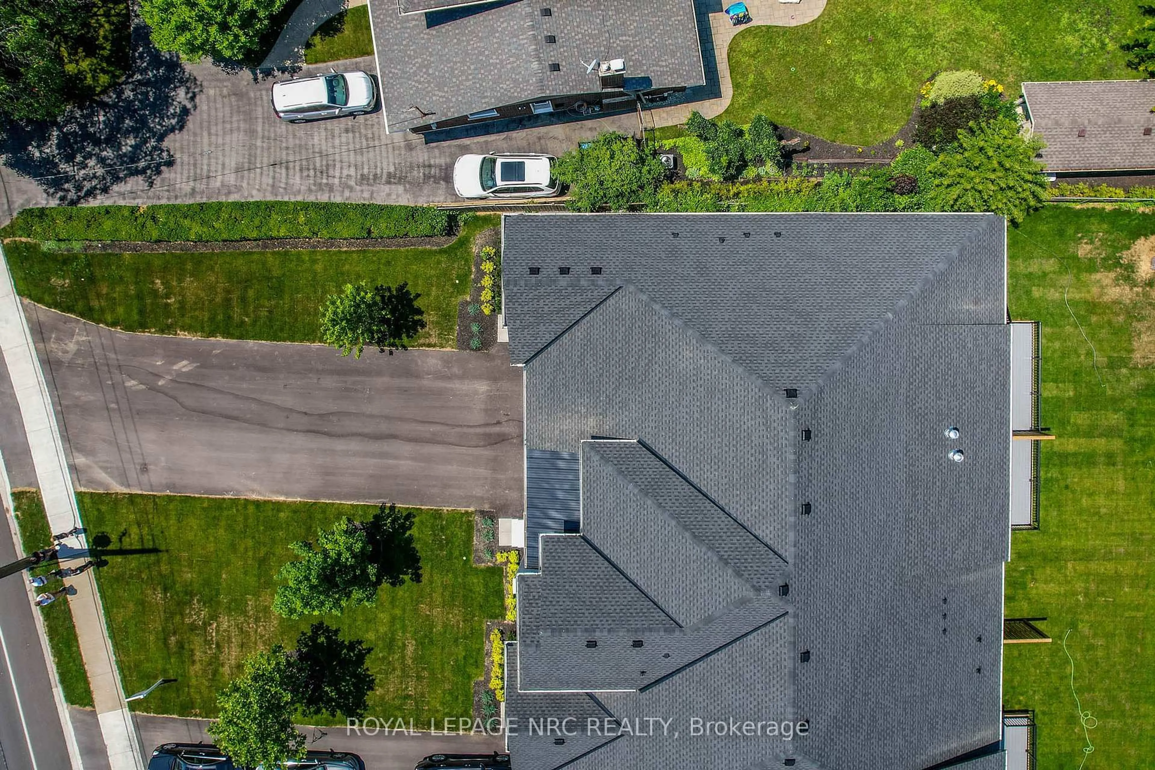 A pic from outside/outdoor area/front of a property/back of a property/a pic from drone, street for 45A LAKESHORE Rd, St. Catharines Ontario L2N 2T2