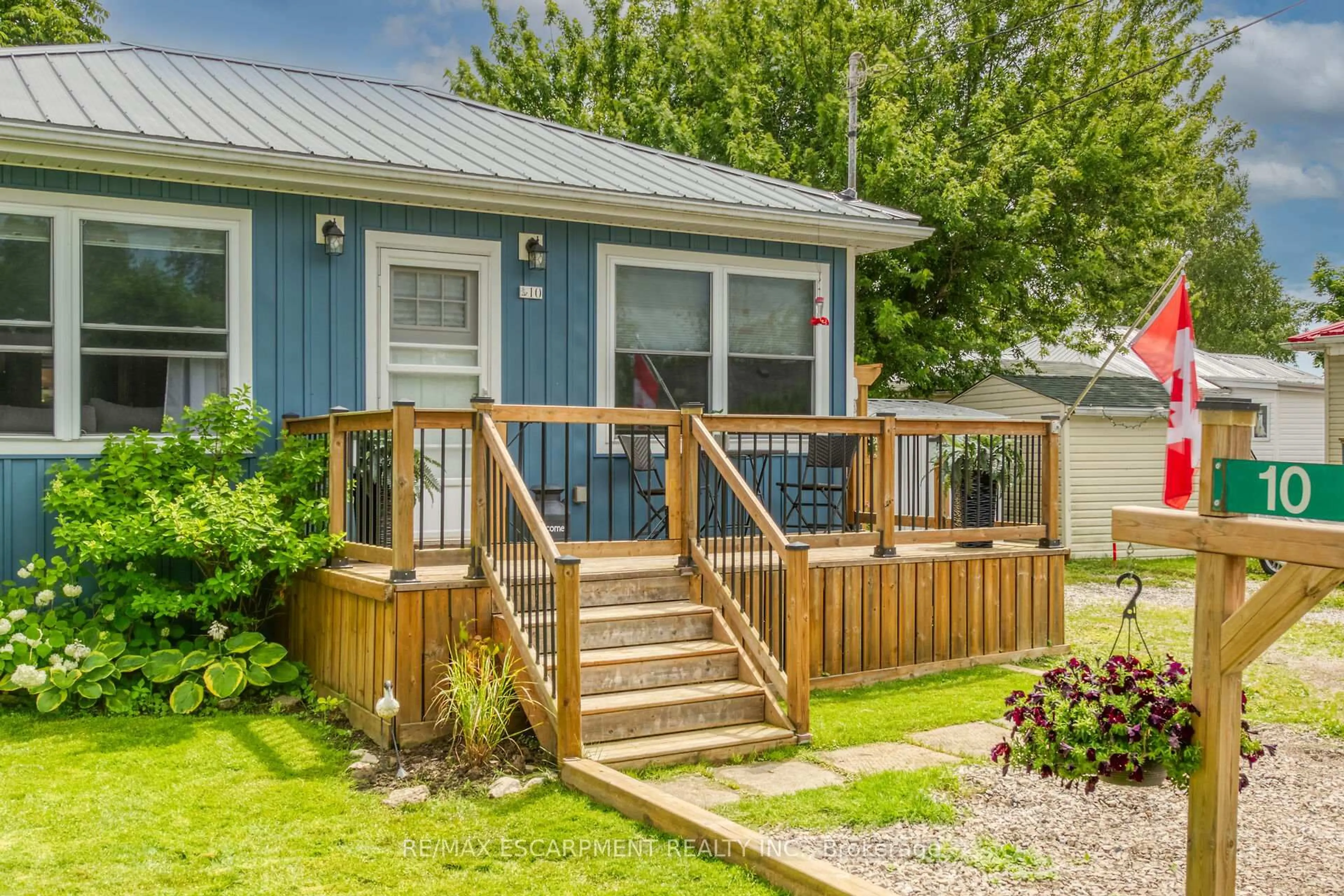 Home with vinyl exterior material, street for 10 11th St, Haldimand Ontario N0A 1P0