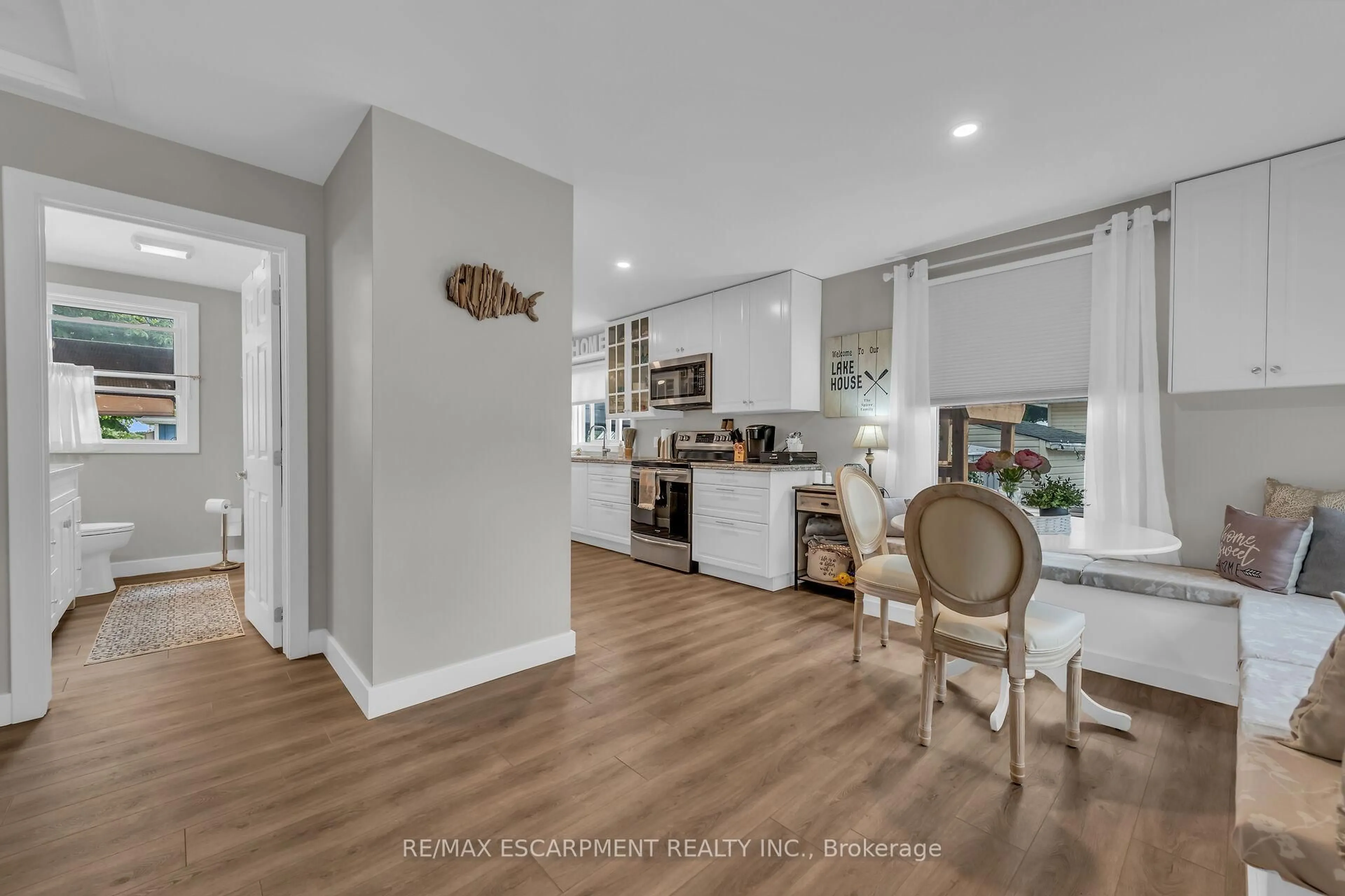 Open concept kitchen, unknown for 10 11th St, Haldimand Ontario N0A 1P0