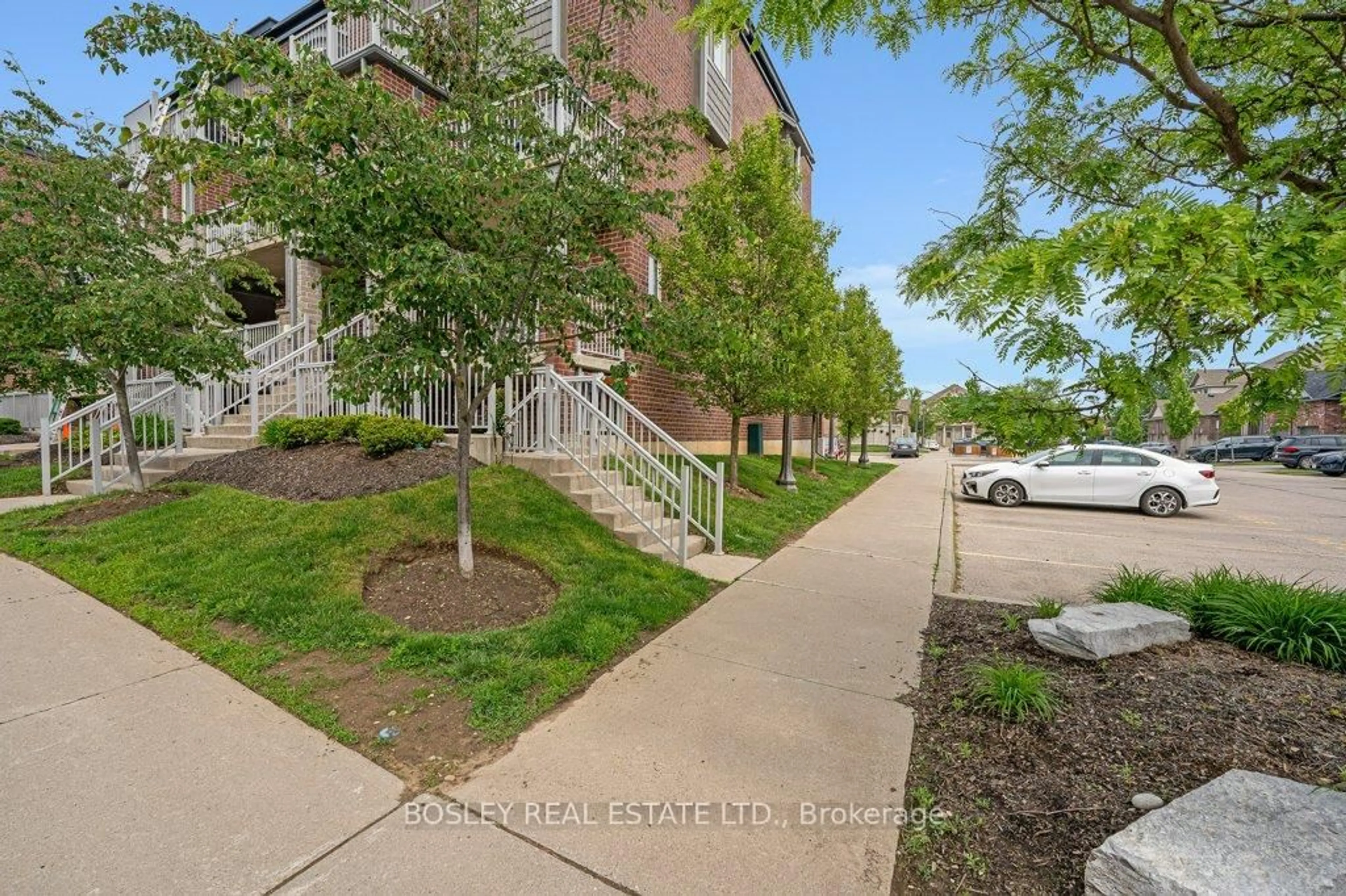Patio, street for 31 Sienna St #D, Kitchener Ontario N2R 0H8