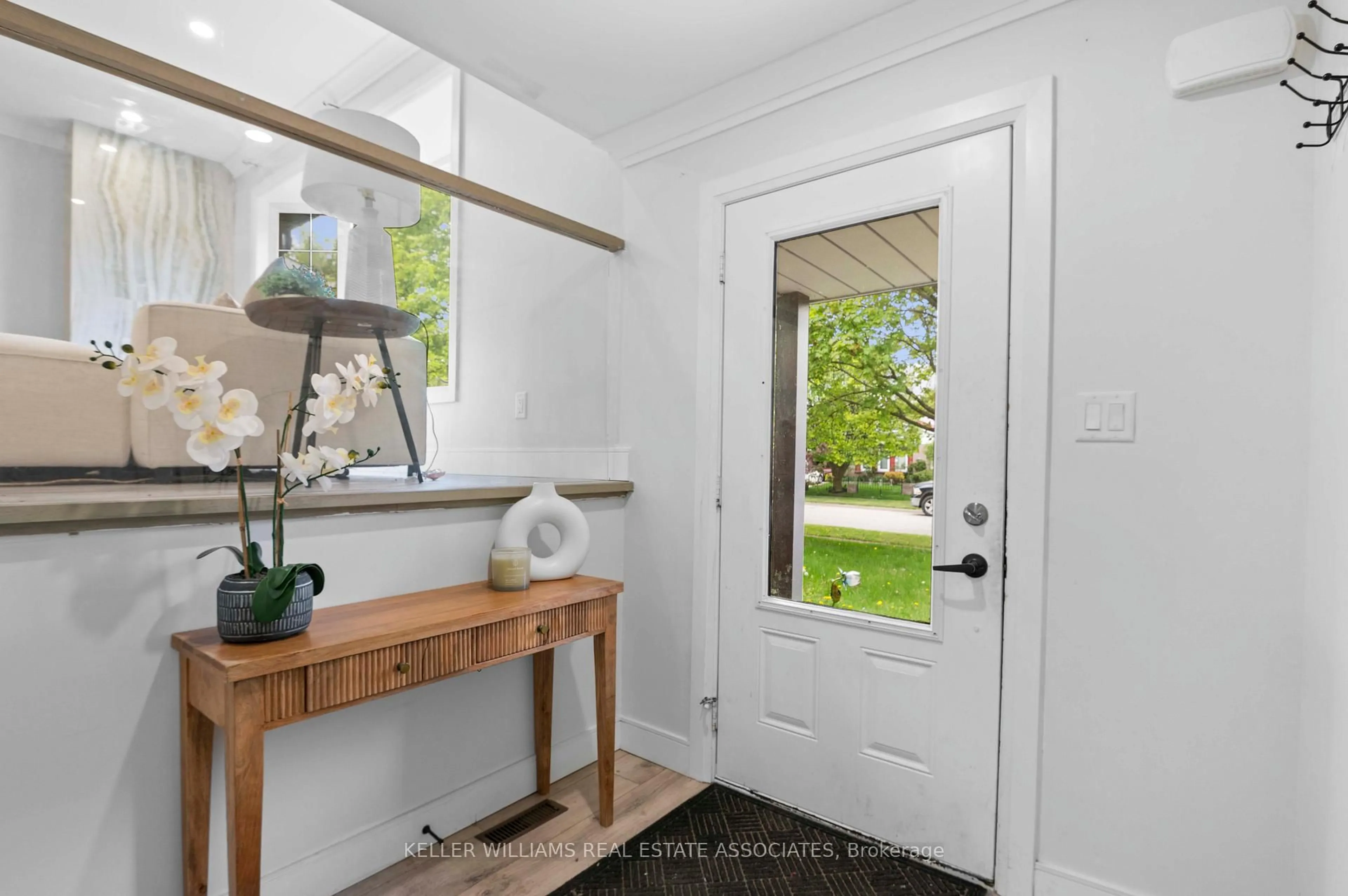 Indoor entryway for 1236 Avonlea Rd, Cambridge Ontario N3H 4Z8