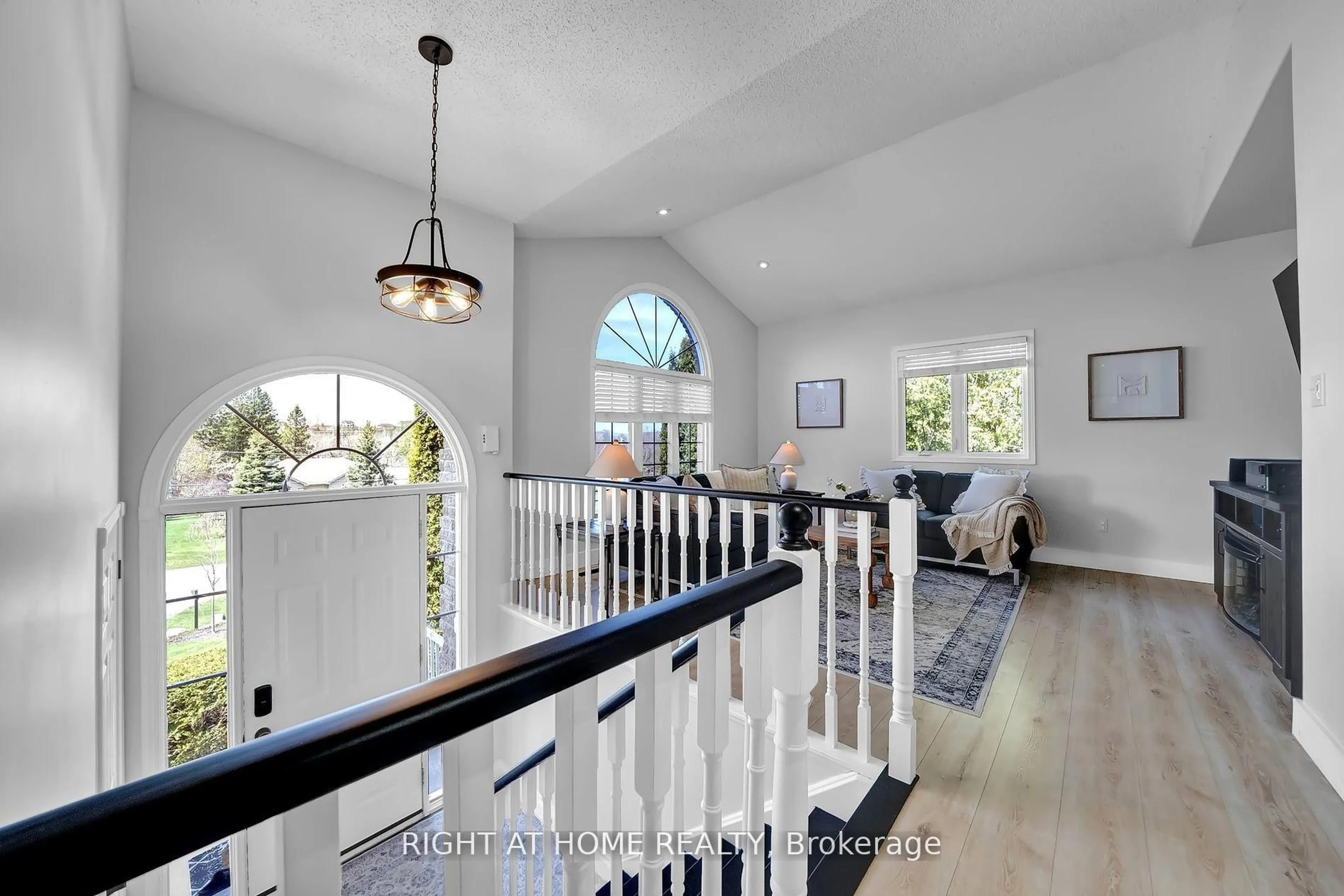 Indoor entryway for 47 Meadowland Dr, Hamilton Township Ontario K0K 1C0