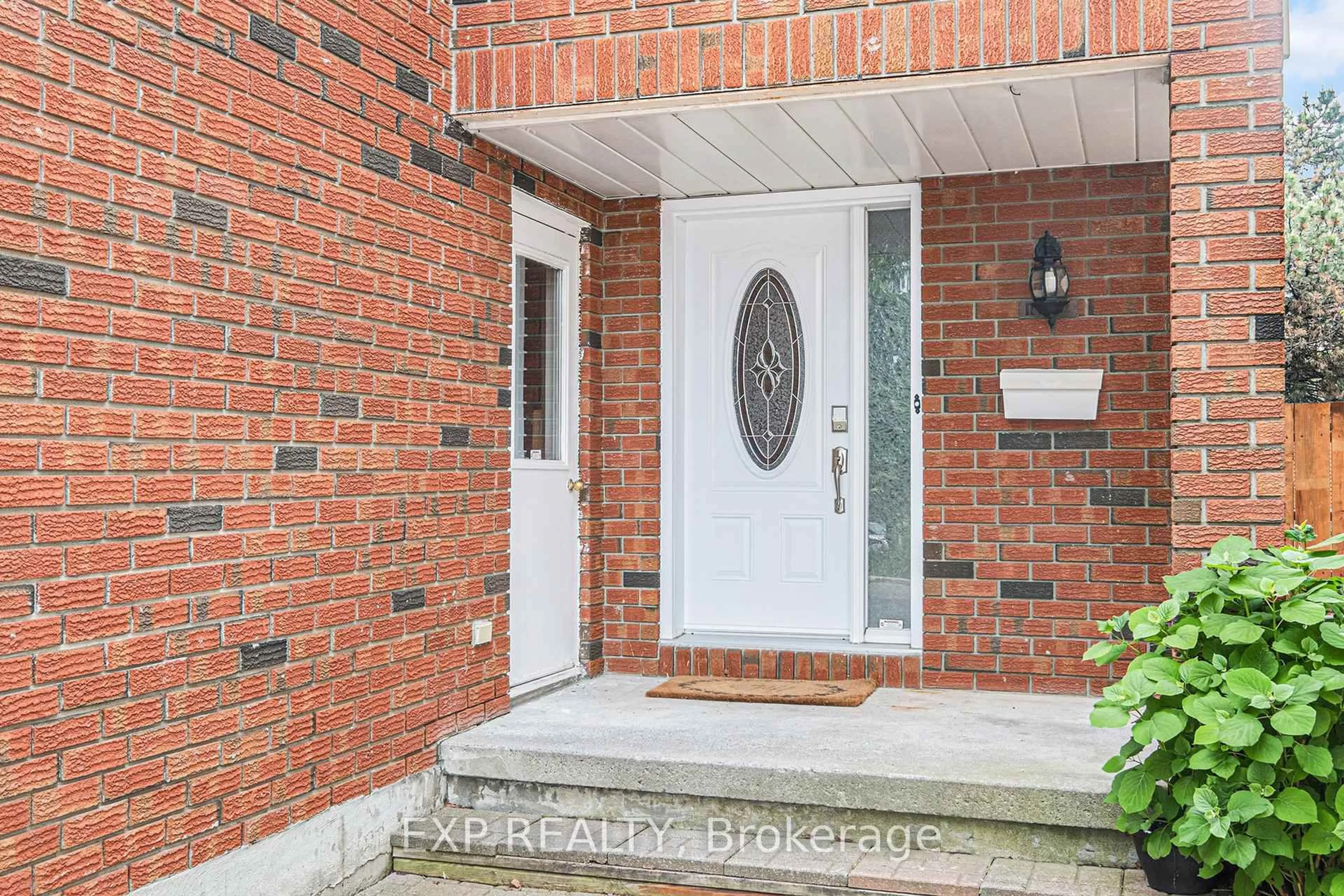 Indoor entryway for 58 Raj Terr, Ottawa Ontario K1G 4T6