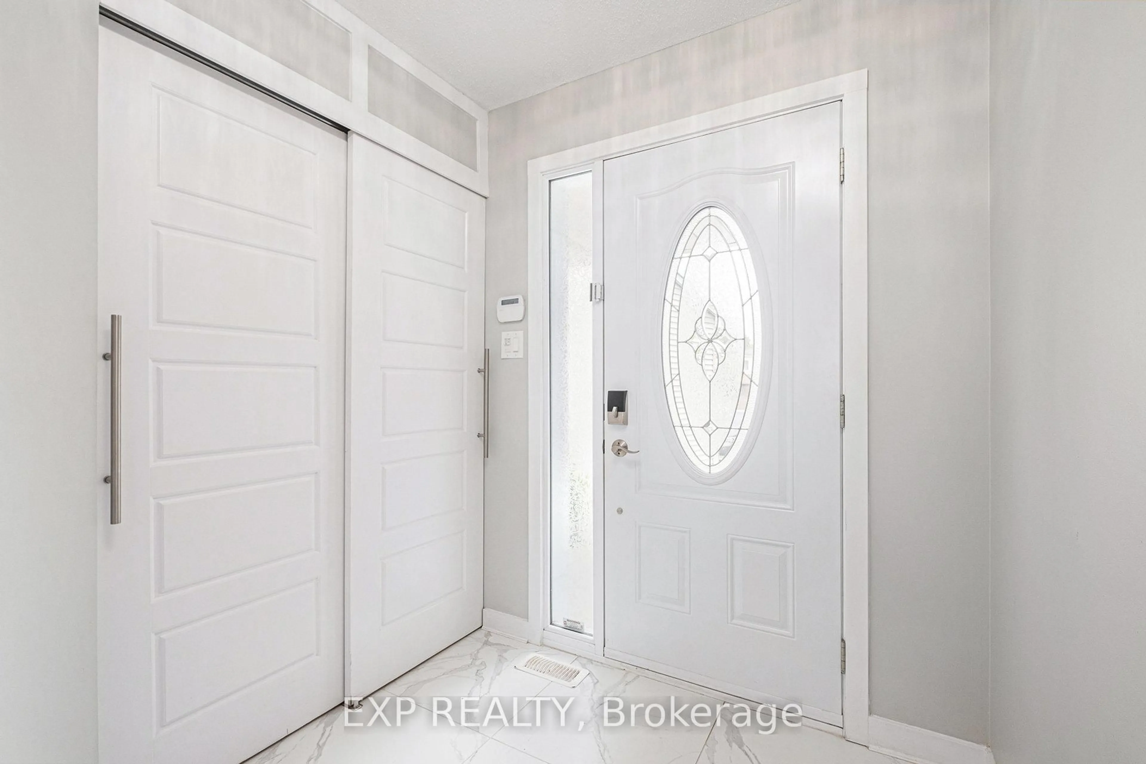Indoor entryway for 58 Raj Terr, Ottawa Ontario K1G 4T6