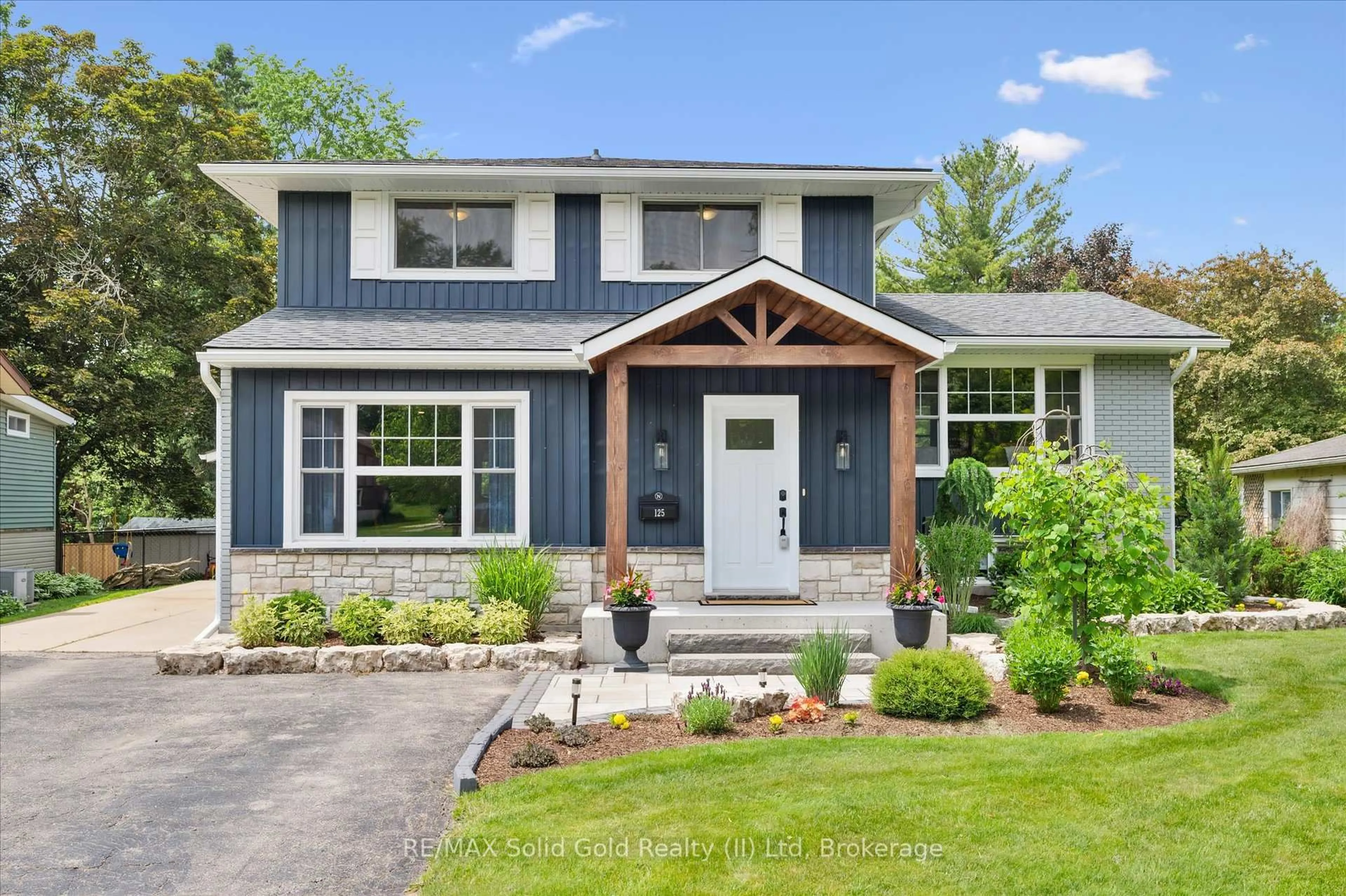 Home with vinyl exterior material, street for 125 Macgregor Cres, Waterloo Ontario N2J 3X2