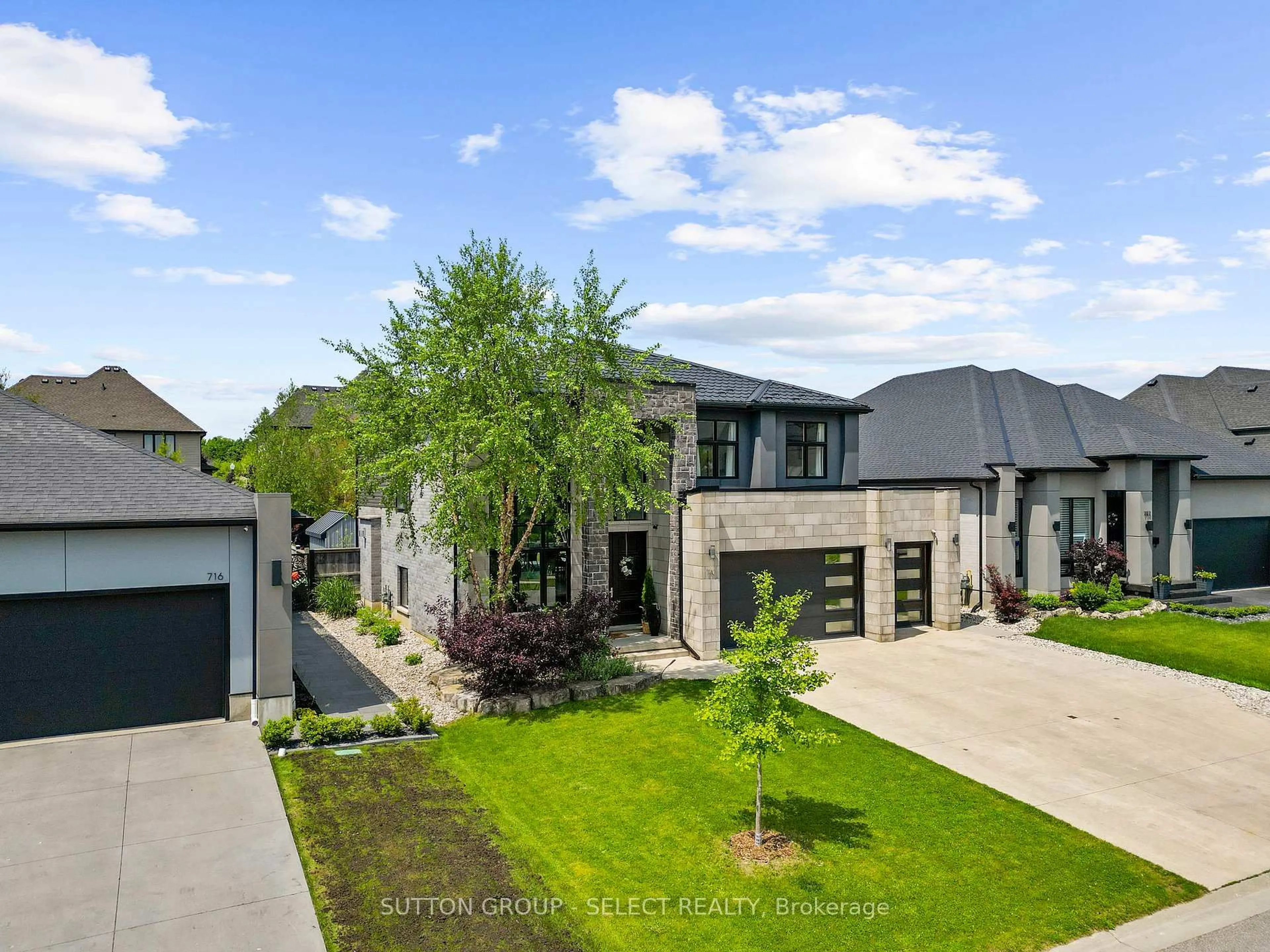 A pic from outside/outdoor area/front of a property/back of a property/a pic from drone, street for 710 Hickoryridge Common, London North Ontario N6G 0M8