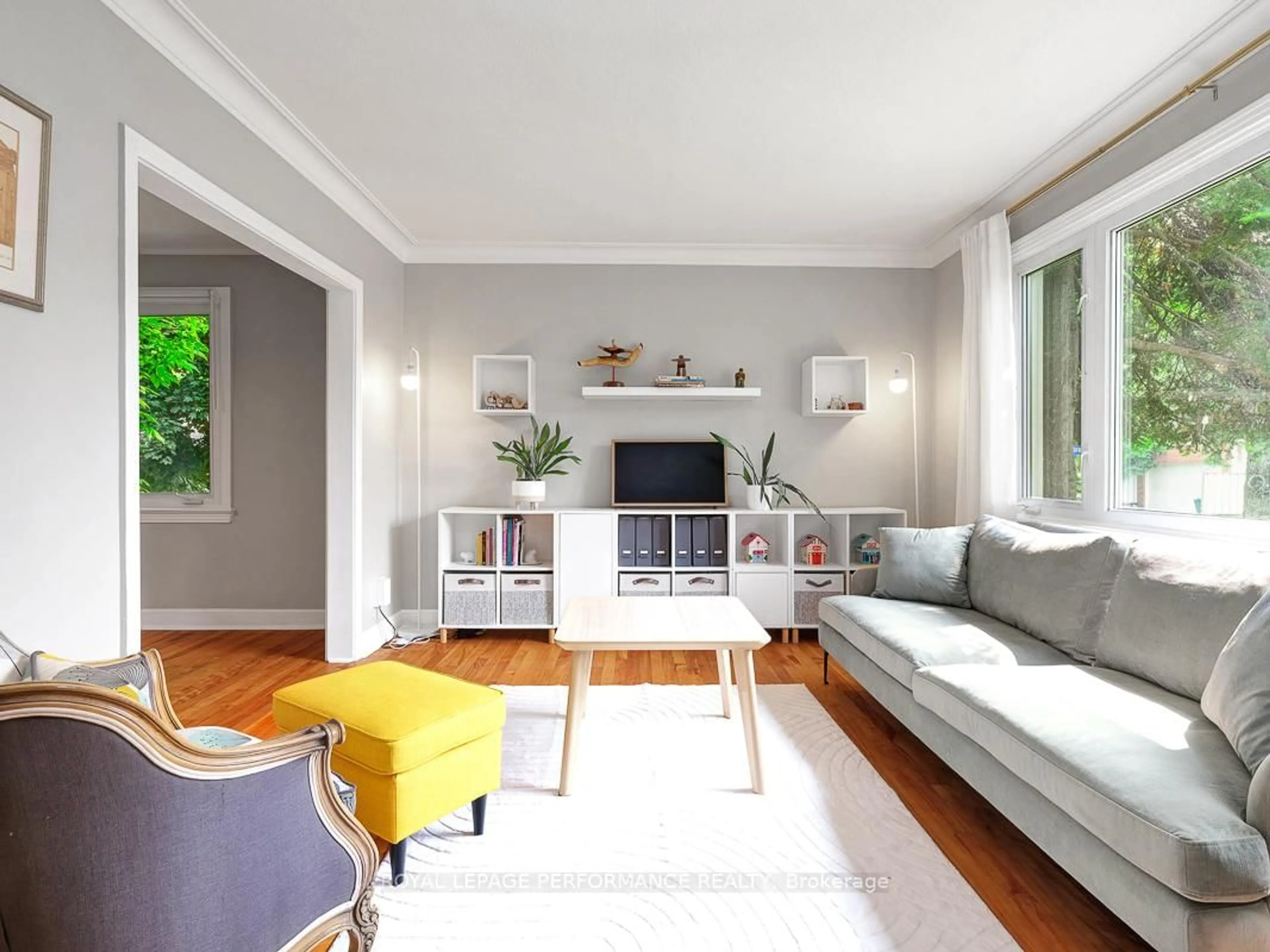 Living room with furniture, unknown for 405 Allen Blvd, Ottawa Ontario K1L 7B6