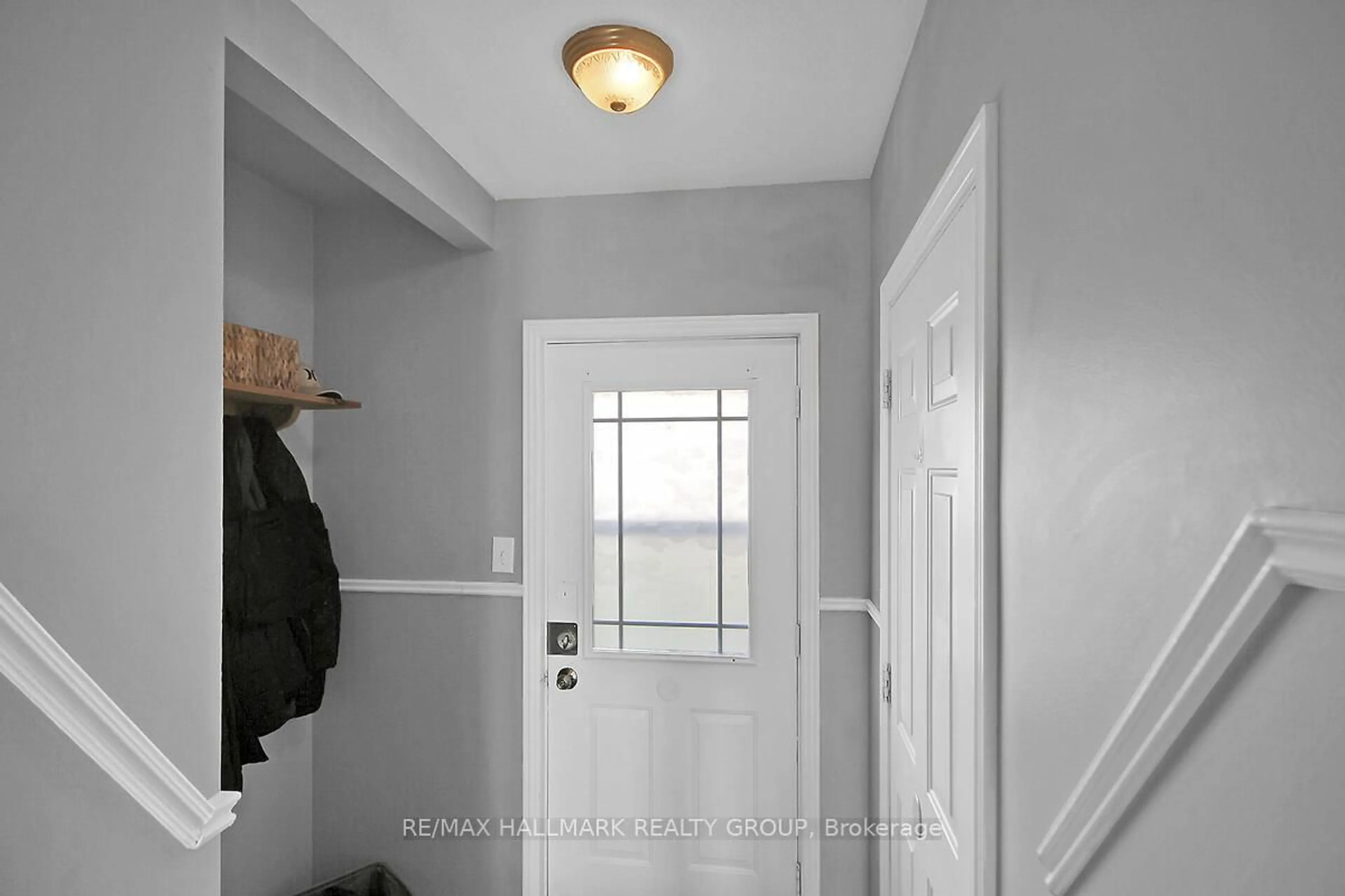 Indoor entryway for 20 Bentbrook Cres, Ottawa Ontario K2J 3X9