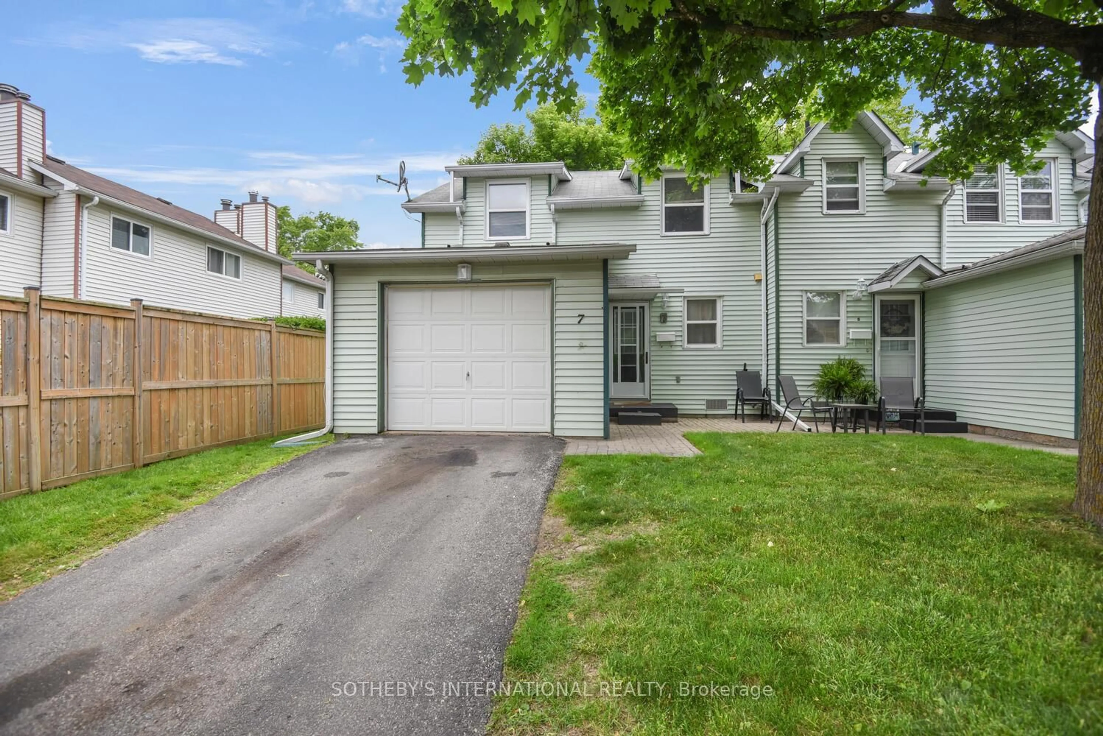 A pic from outside/outdoor area/front of a property/back of a property/a pic from drone, street for 27 Aldershot Ave #7, Brockville Ontario K6V 2P7
