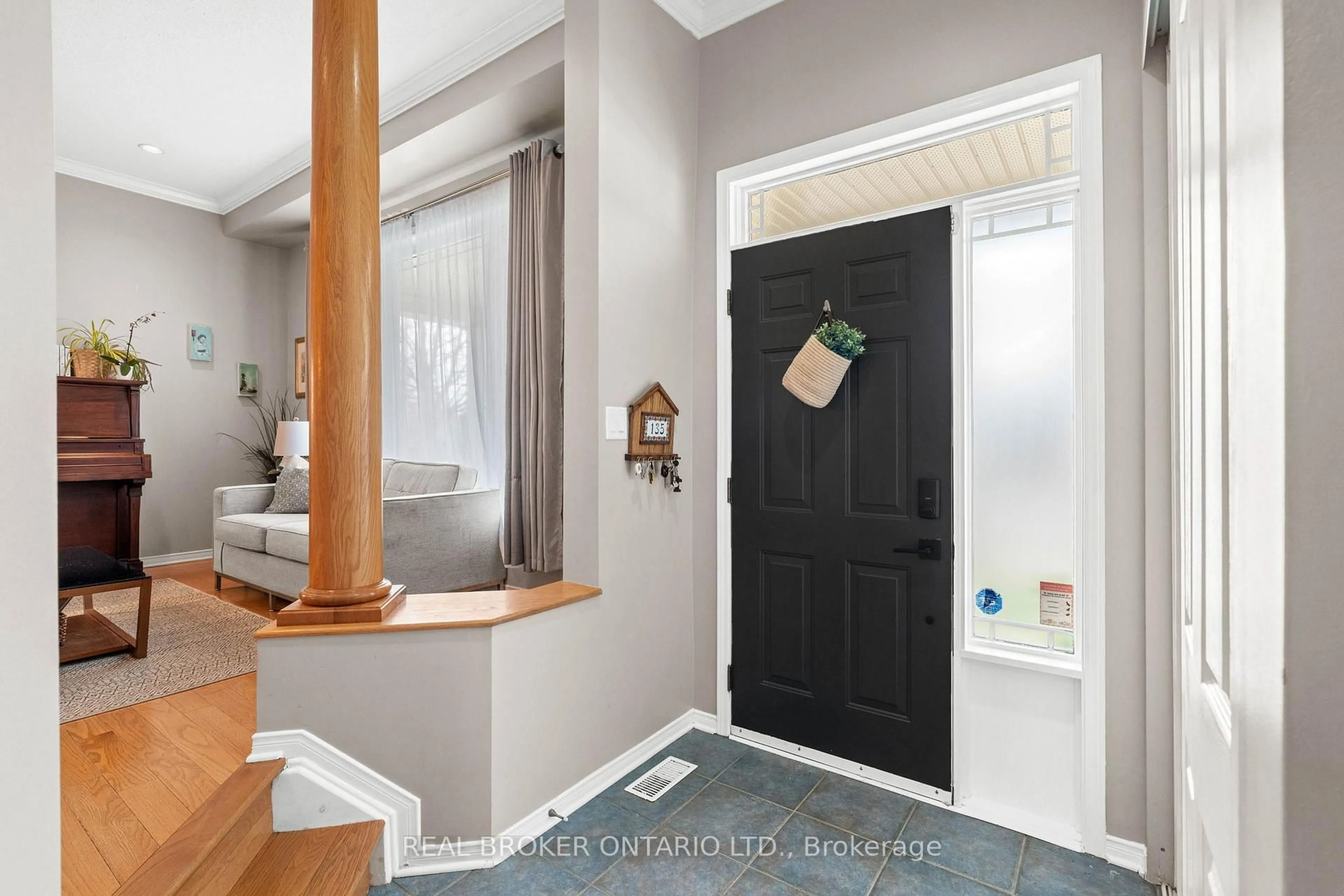 Indoor entryway for 135 Rocky Hill Dr, Ottawa Ontario K2G 7B2
