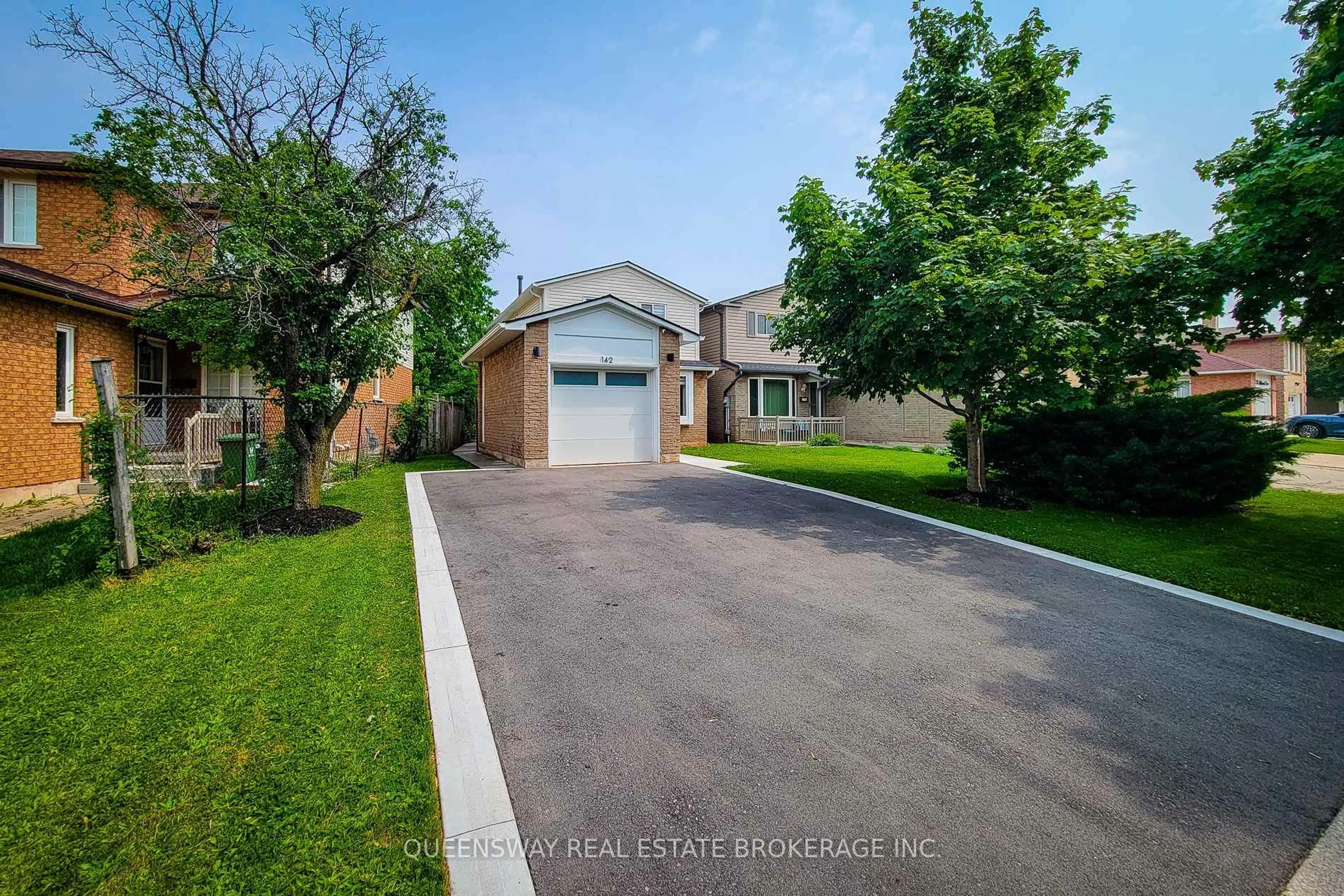 A pic from outside/outdoor area/front of a property/back of a property/a pic from drone, street for 142 Macintosh Dr, Hamilton Ontario L8E 4A4