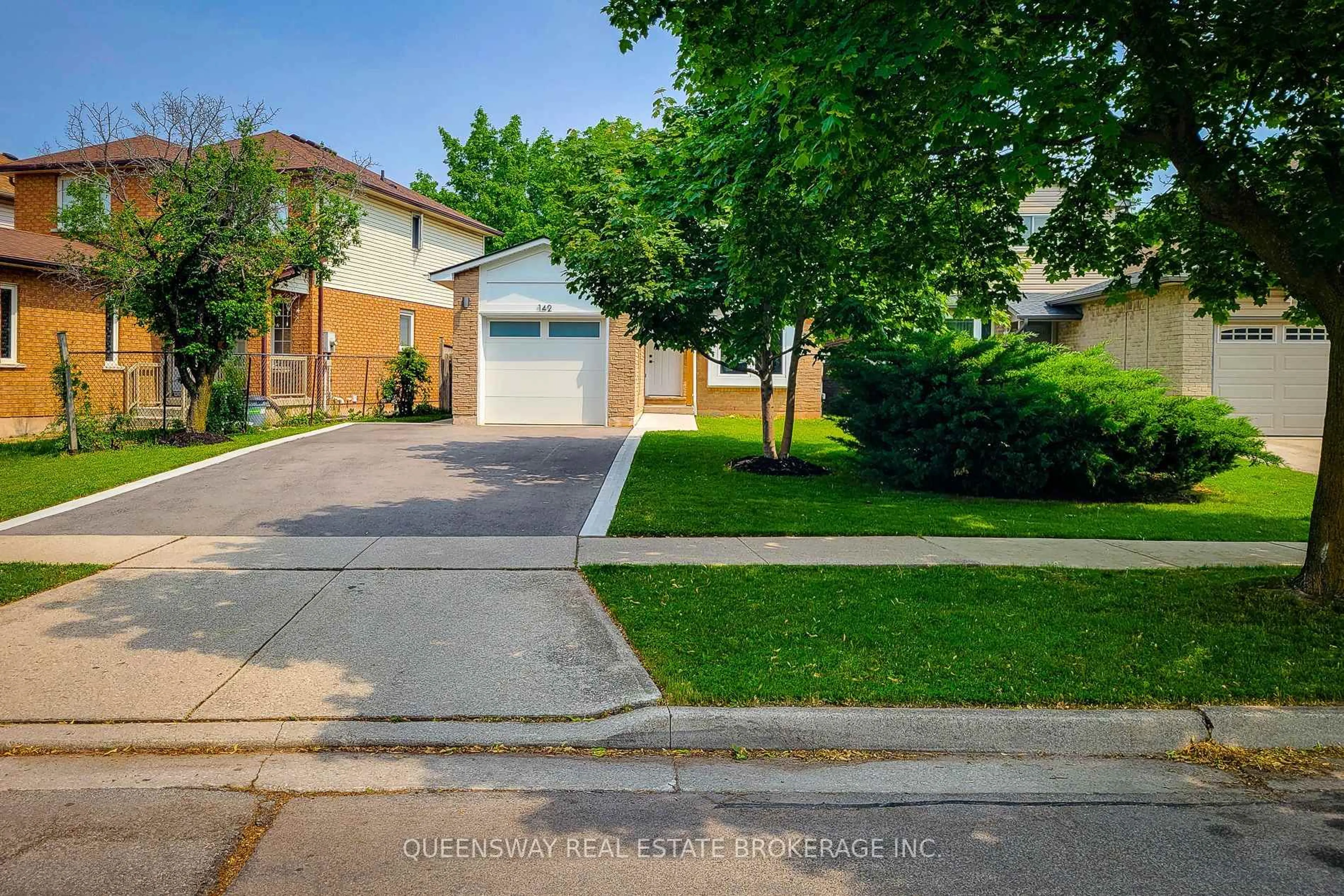 A pic from outside/outdoor area/front of a property/back of a property/a pic from drone, street for 142 Macintosh Dr, Hamilton Ontario L8E 4A4