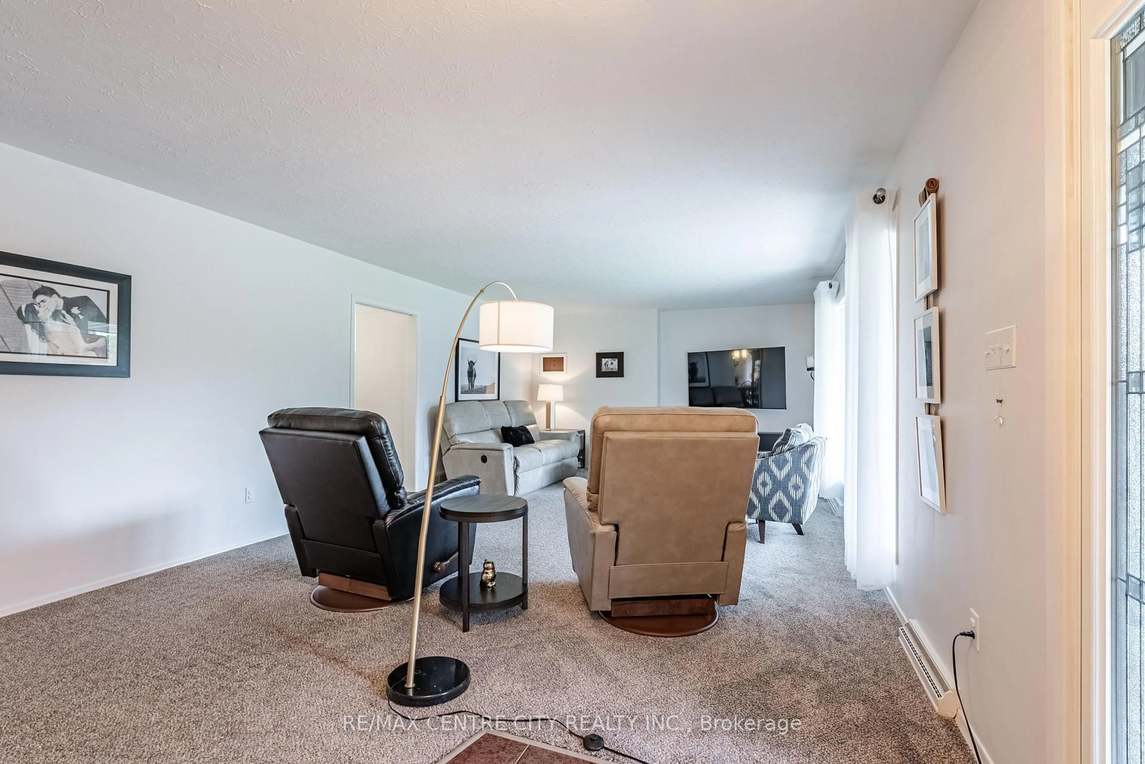 Living room with furniture, carpet floor for 18 Fath Ave, Aylmer Ontario N5H 1V8