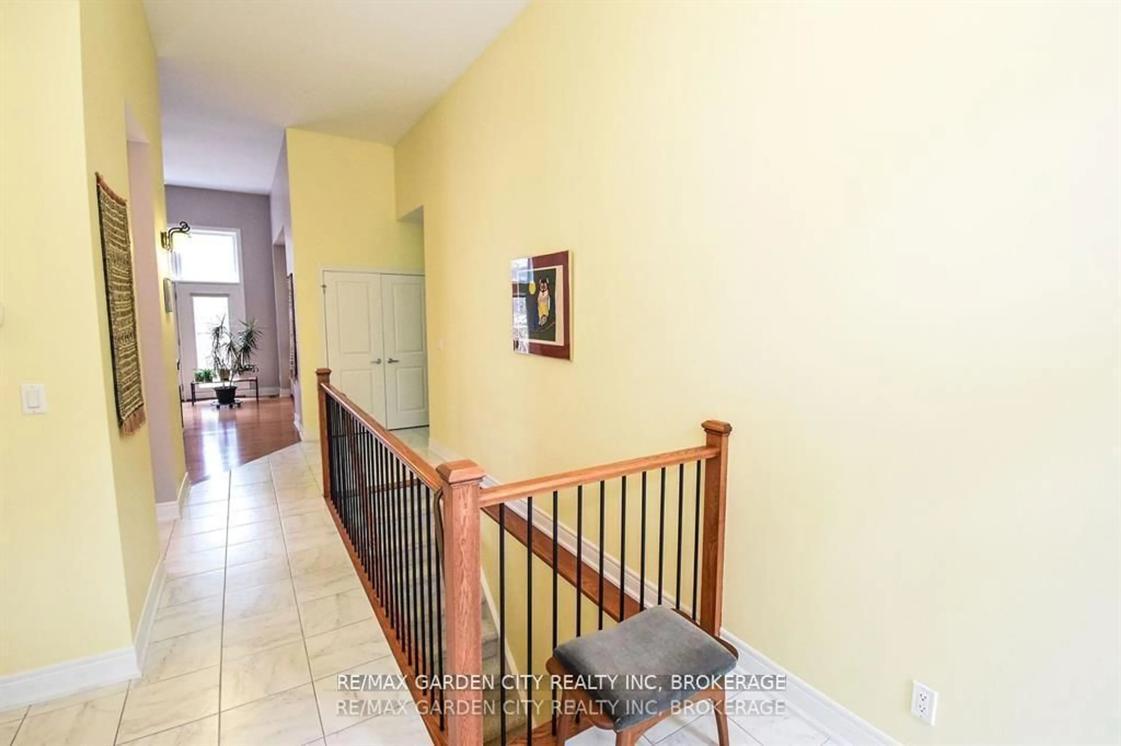 Indoor entryway for 165 Glendale Ave #1, St. Catharines Ontario L2T 2K2