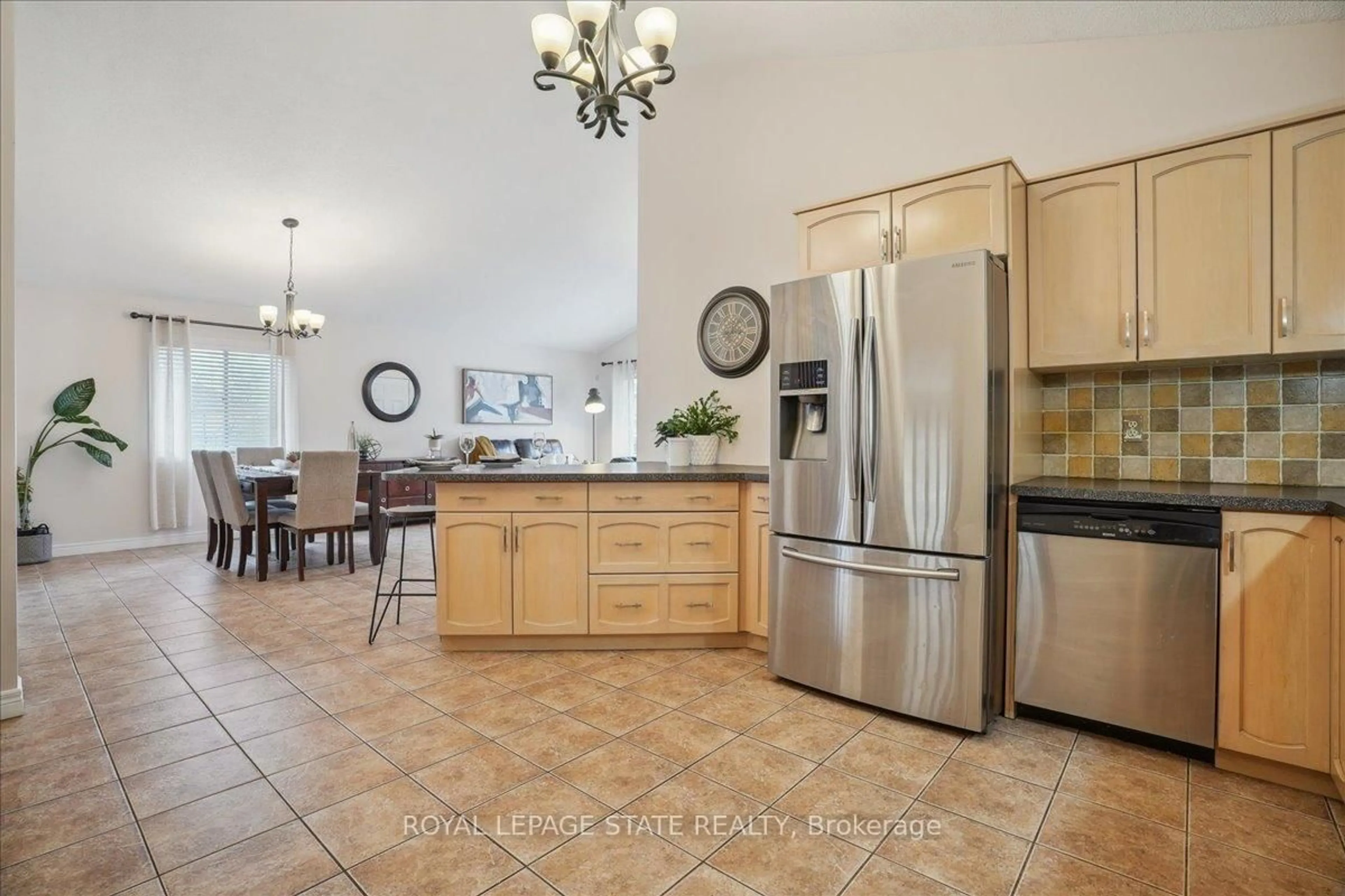 Open concept kitchen, ceramic/tile floor for 32 Sonoma Lane, Hamilton Ontario L8E 6B5