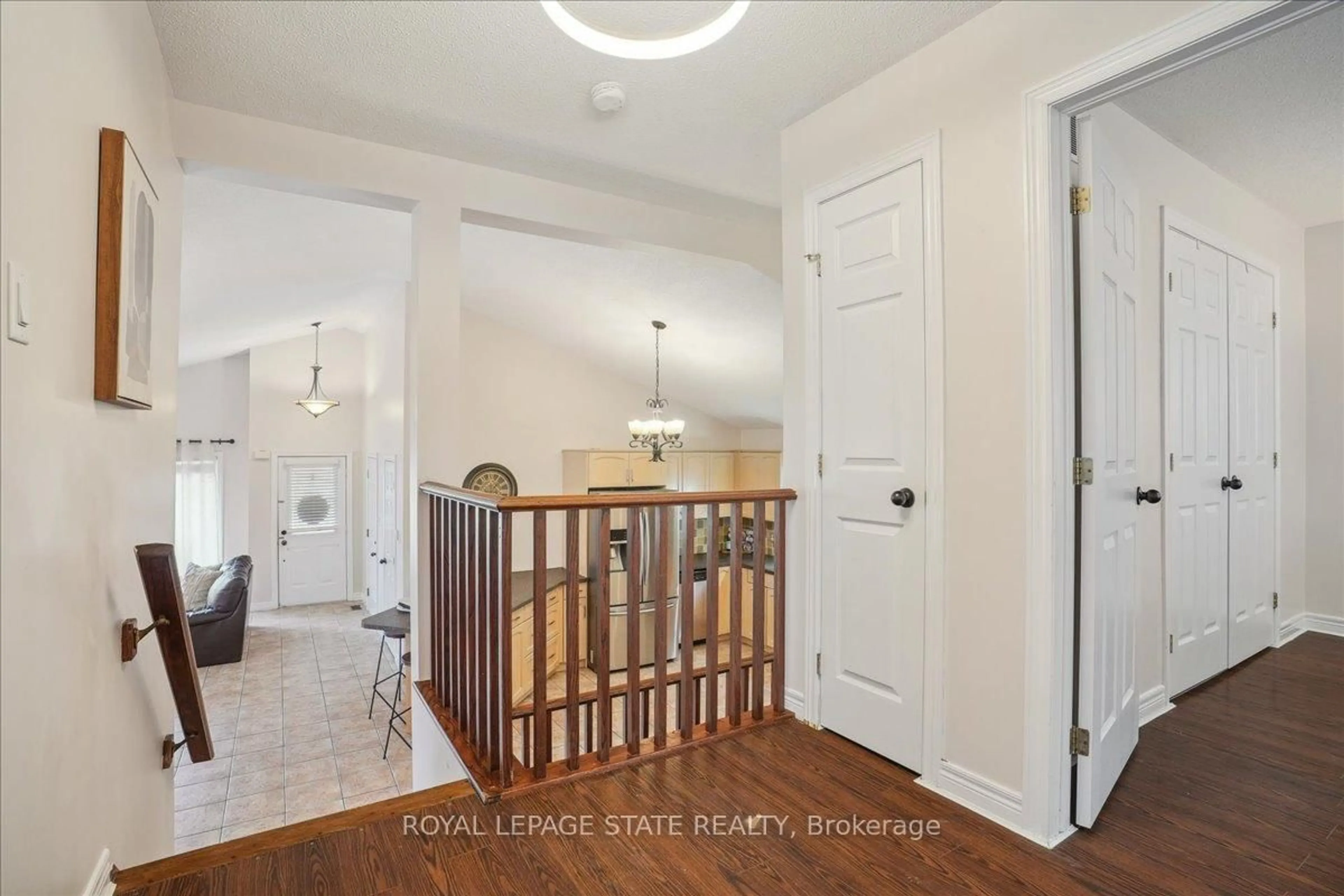 Indoor entryway for 32 Sonoma Lane, Hamilton Ontario L8E 6B5