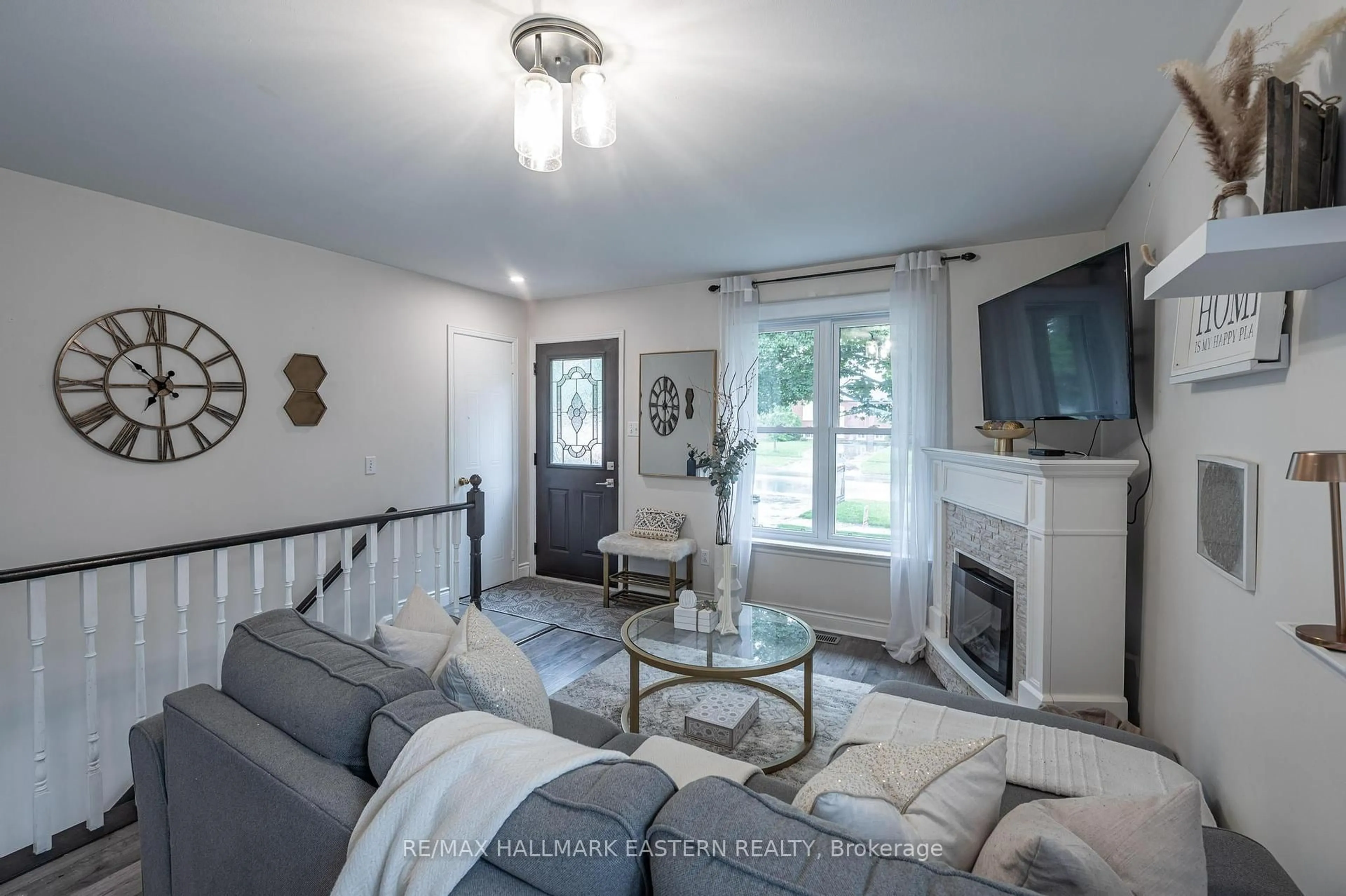 Living room with furniture, unknown for 297 Towerhill Rd, Peterborough North Ontario K9H 7N1