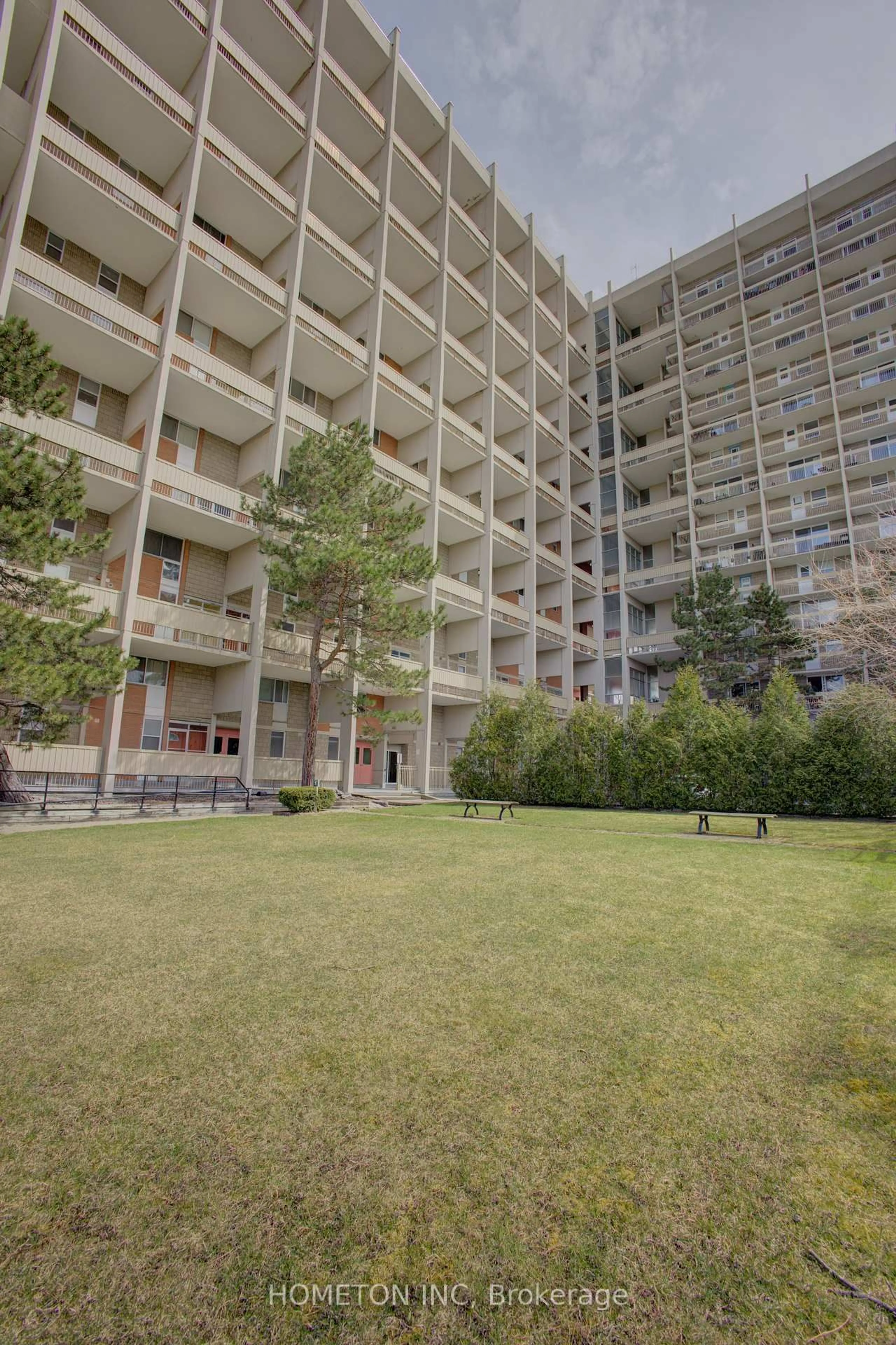 Patio, building for 350 Quigley Rd #831, Hamilton Ontario L8K 5N2