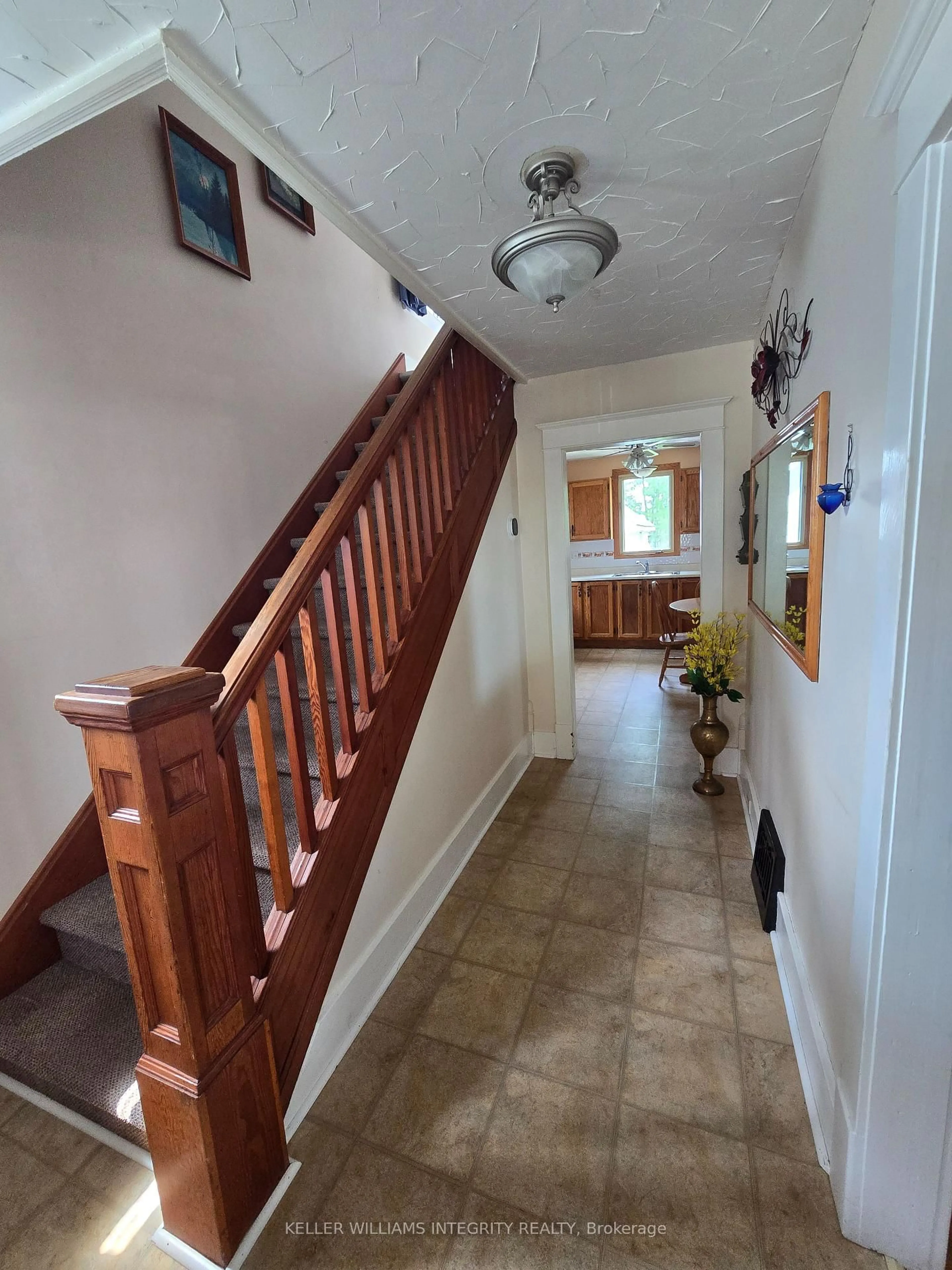 Indoor foyer for 418 Bedford St, Cornwall Ontario K6J 4C6