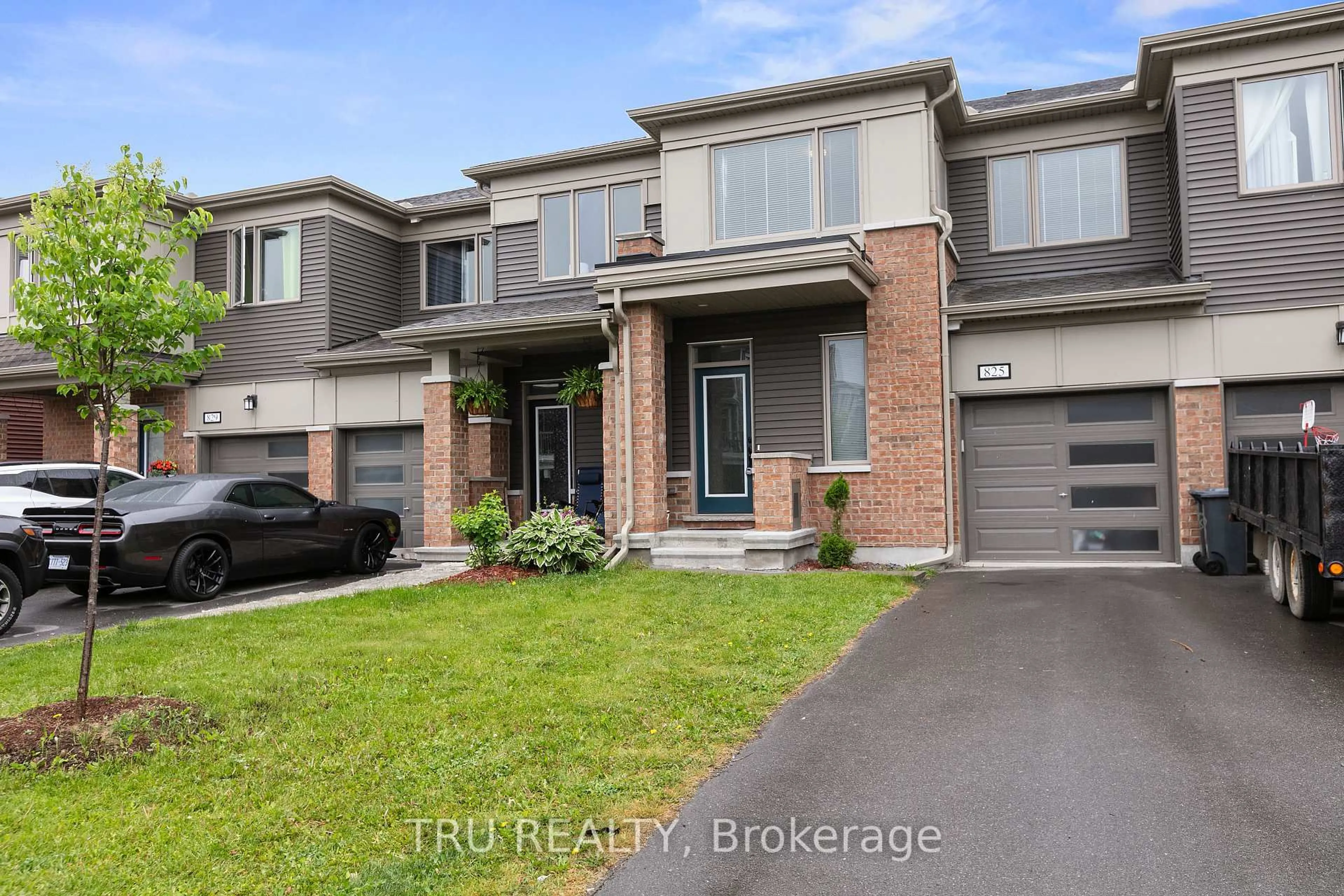 Home with brick exterior material, street for 825 BRITTANIC Rd, Ottawa Ontario K2V 0R6